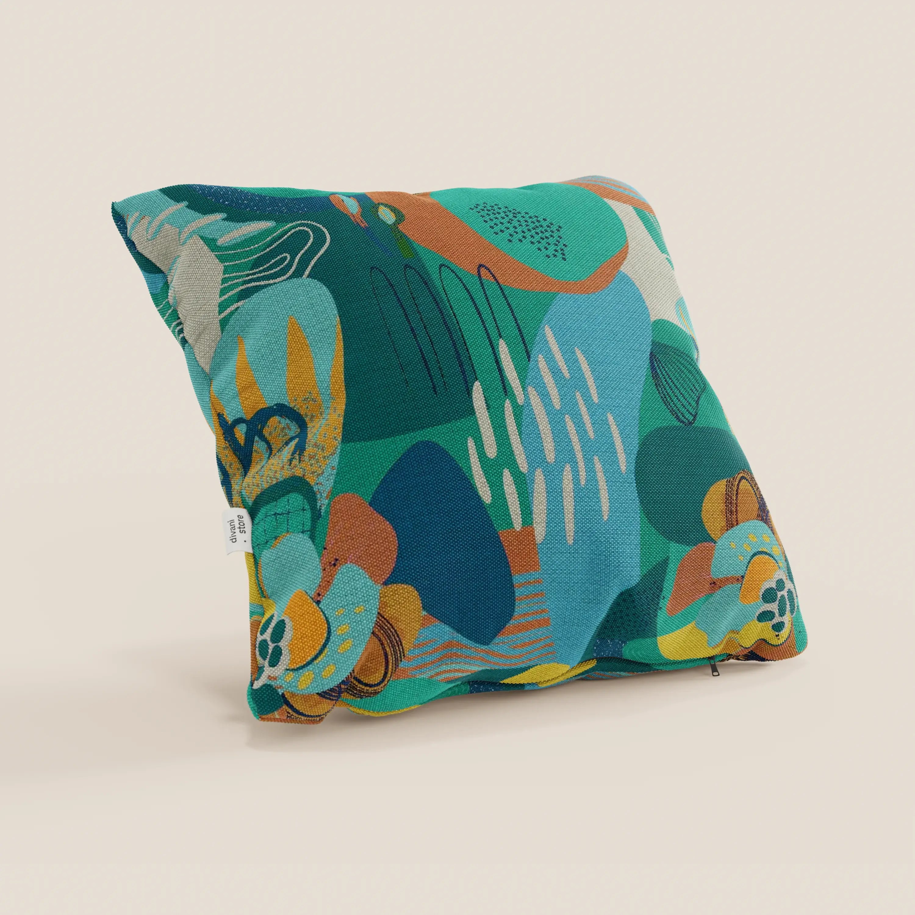 Il cuscino Joy di Divani.Store ha una forma quadrata di 45x45 cm con un disegno astratto multicolore in verde acqua, blu, verde, arancione e giallo su beige chiaro. Realizzato in resistente tessuto di cotone impermeabile verde acqua con aspetto strutturato e piccola etichetta laterale bianca.
