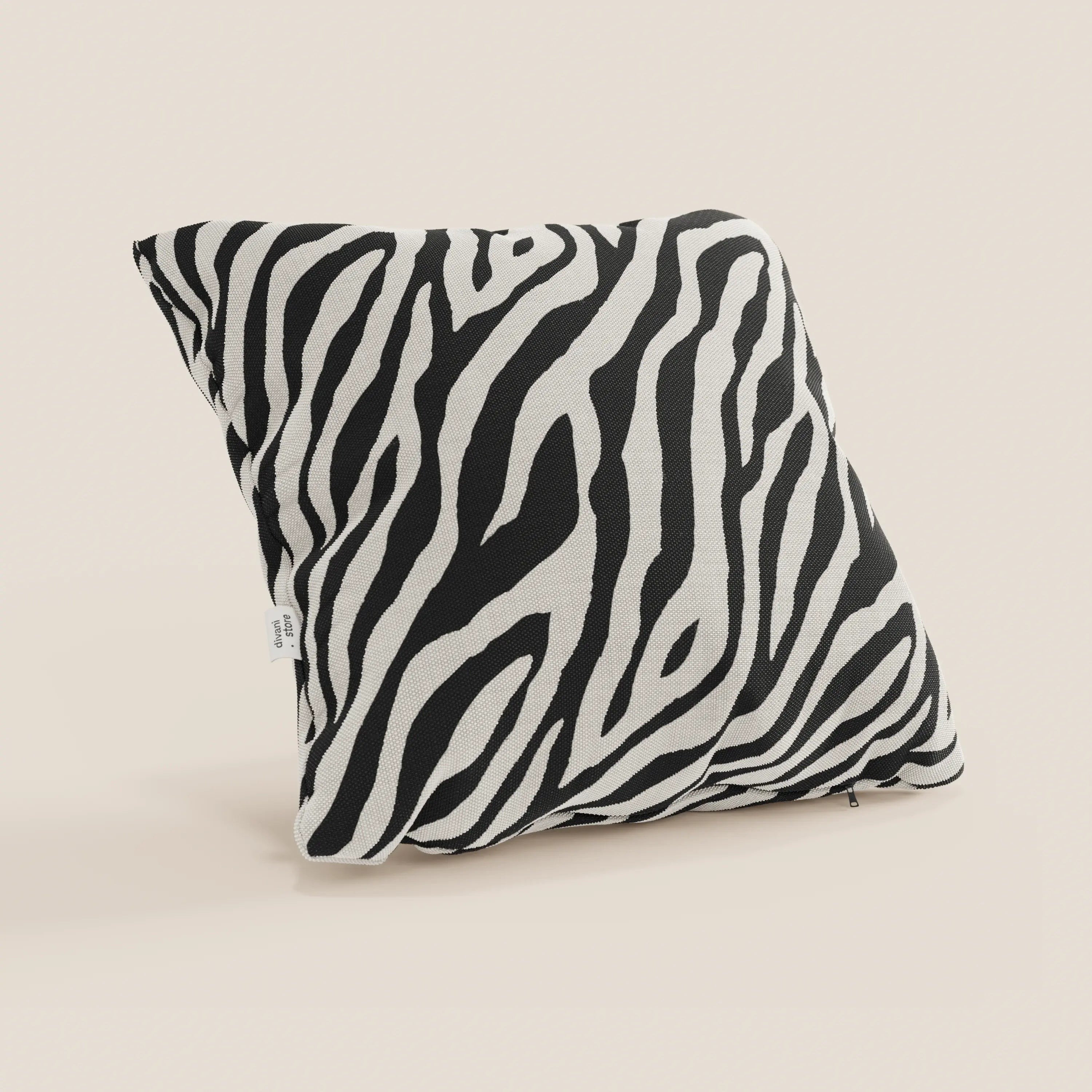 Il cuscino Divani.Store Stripe geometrici in tessuto idrorepellente, disponibile in nero, presenta un'audace fantasia geometrica con etichetta in tessuto, cerniera a vista sul bordo e poggia su uno sfondo beige chiaro.