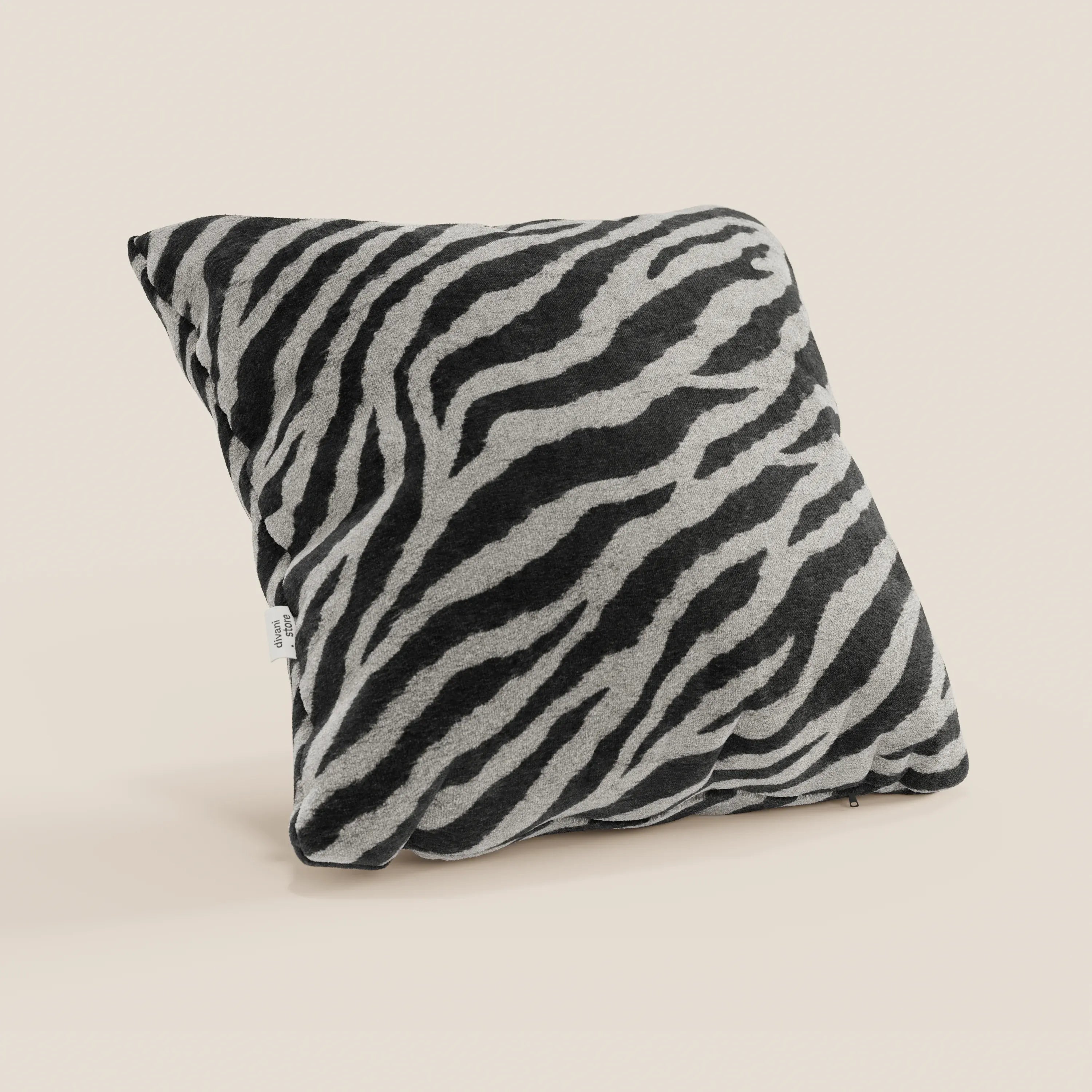 Il cuscino Wild di Divani.Store in collezione Wild è un cuscino quadrato di 45x45 cm con motivo zebrato nero e grigio in morbida microfibra impermeabile, raffigurato in posizione verticale su sfondo beige con una piccola etichetta laterale bianca.