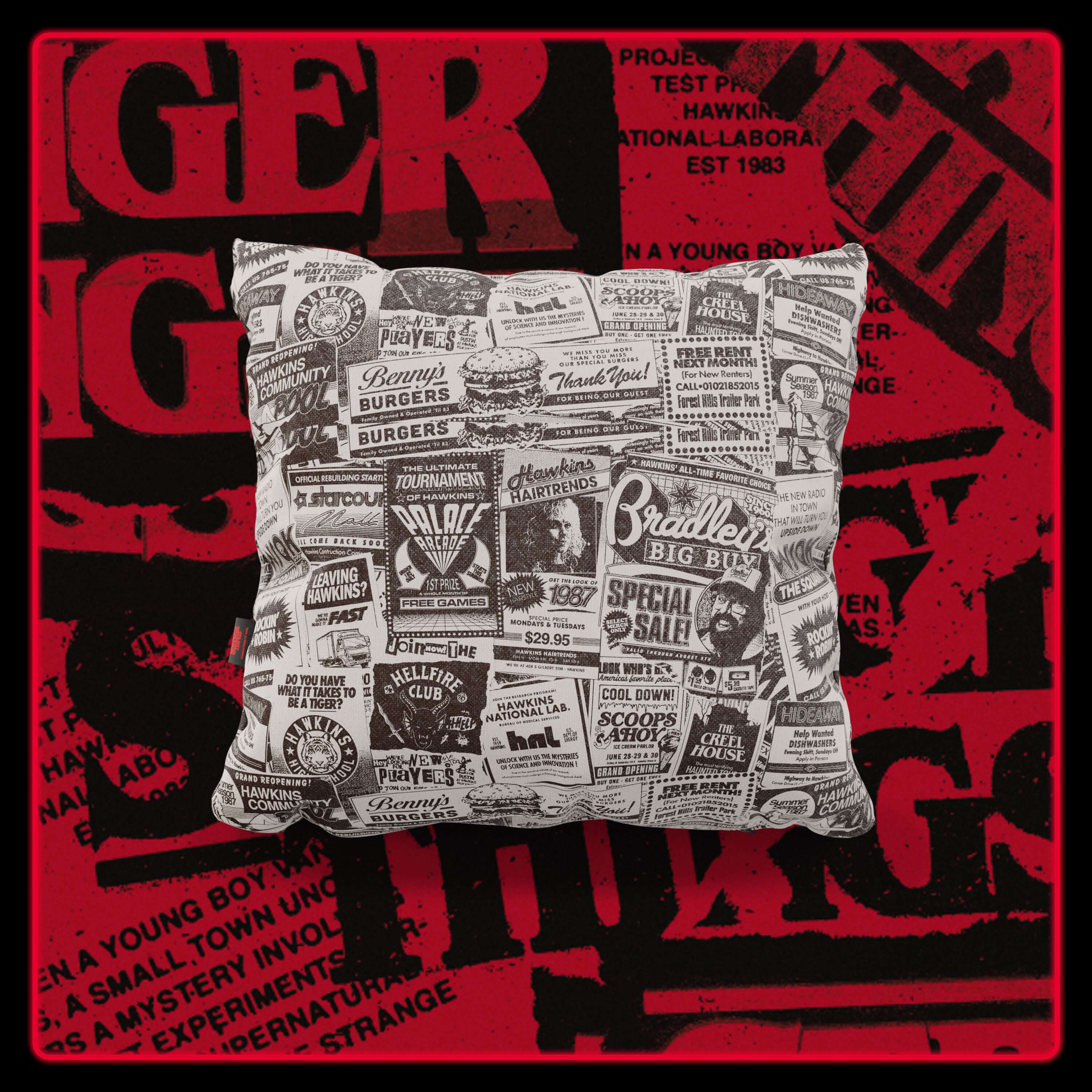 Il Cuscino Hawkins Post Stranger Things - Limited Edition 45x45 cm di Divani.Store è caratterizzato da pubblicità e loghi di hamburger vintage in nero su sfondo bianco, con un audace disegno di testo a strati rossi e neri, perfetto per i collezionisti.