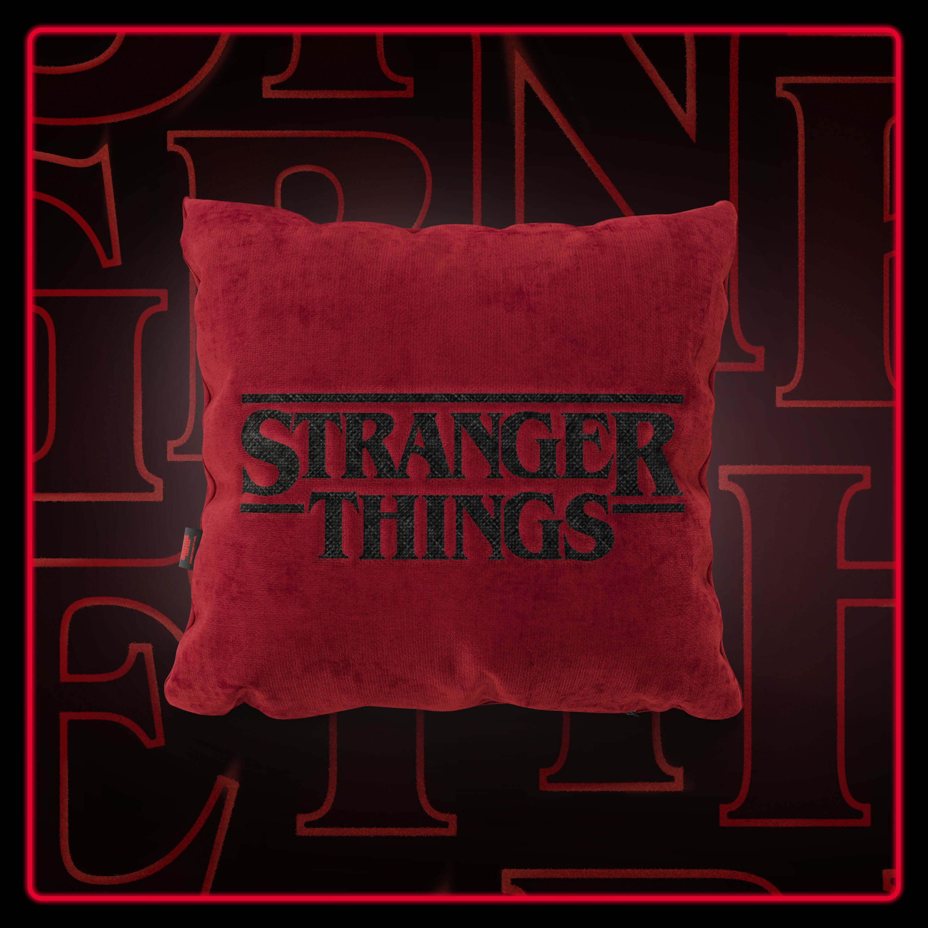 Il Cuscino Stranger Things Limited Edition con Ricamo 45x45 rosso di Divani.Store, in tessuto smacchiabile, sfoggia il logo centrale su sfondo scuro con bordi luminosi: un pezzo unico per ogni fan della serie Netflix.