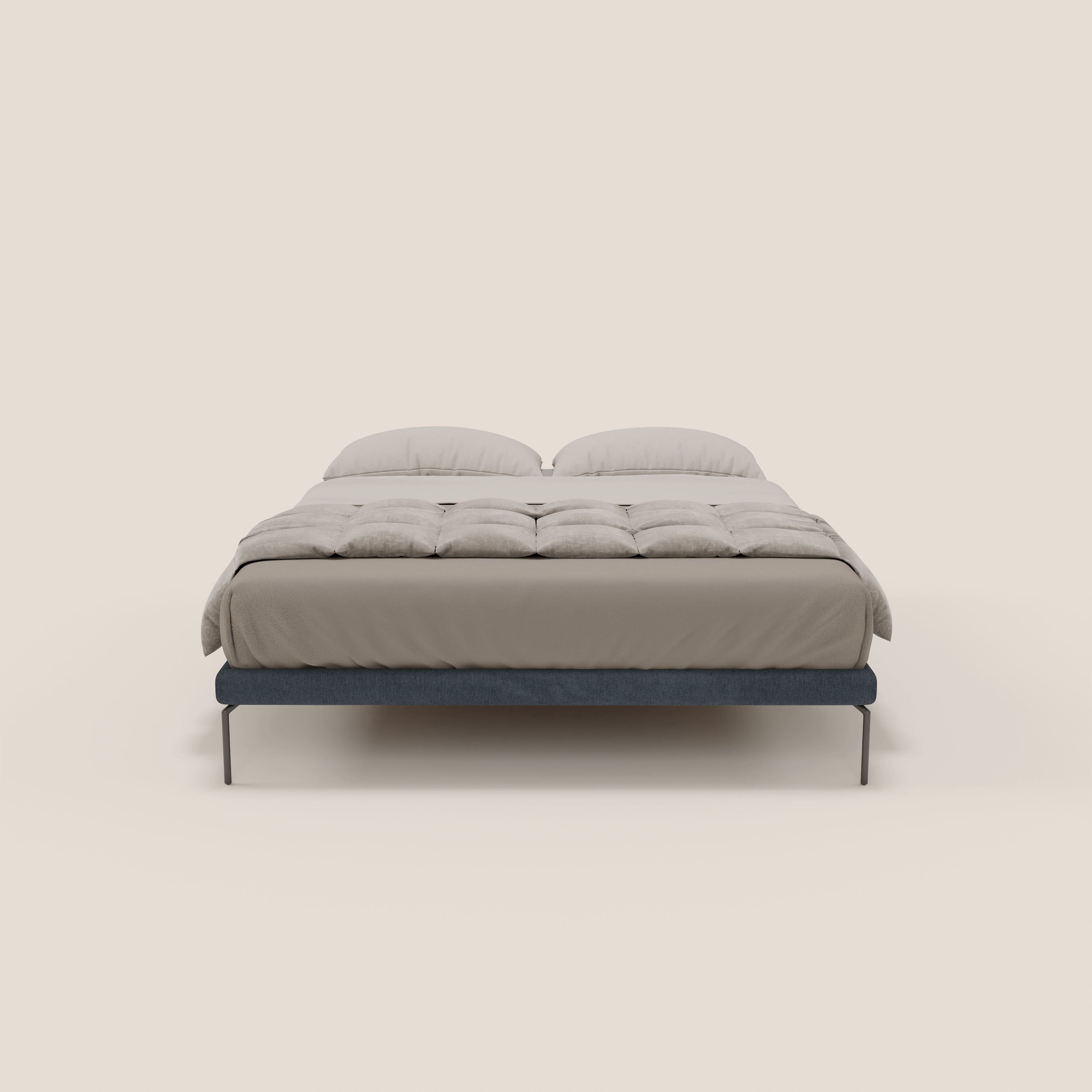 Un letto ben fatto, con biancheria leggera e due cuscini, poggia sul sommier sfoderabile Letti.store Ring con gambe alte 24 cm in tessuto impermeabile blu T14, dal design minimalista e dall'atmosfera tranquilla e accogliente.