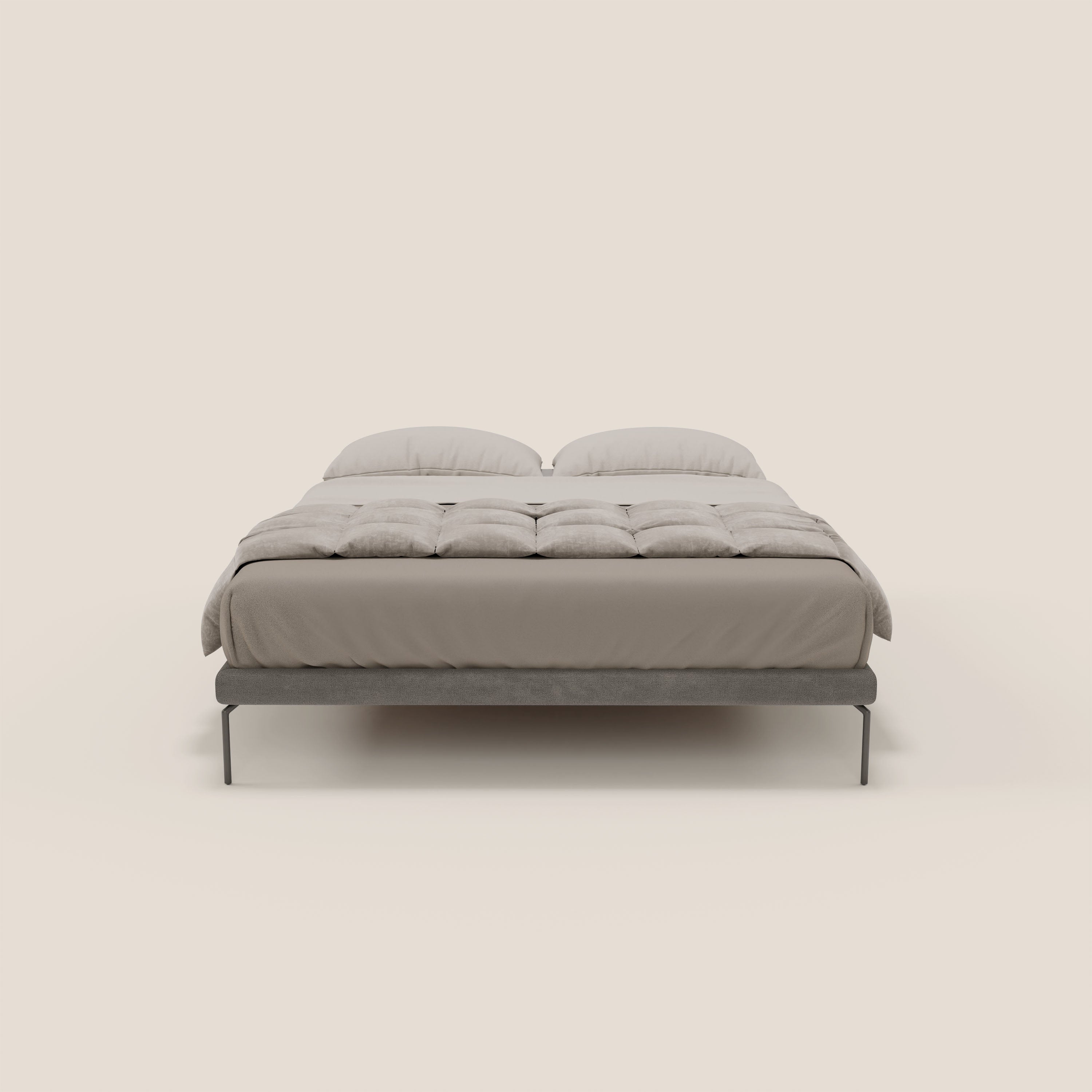 Il sommier sfoderabile Ring di Letti.store è presentato frontalmente con gambe alte 24 cm e tessuto impermeabile T14 grigio. Design italiano, biancheria da letto beige chiaro, un piumino e due cuscini spiccano su uno sfondo bianco sporco.