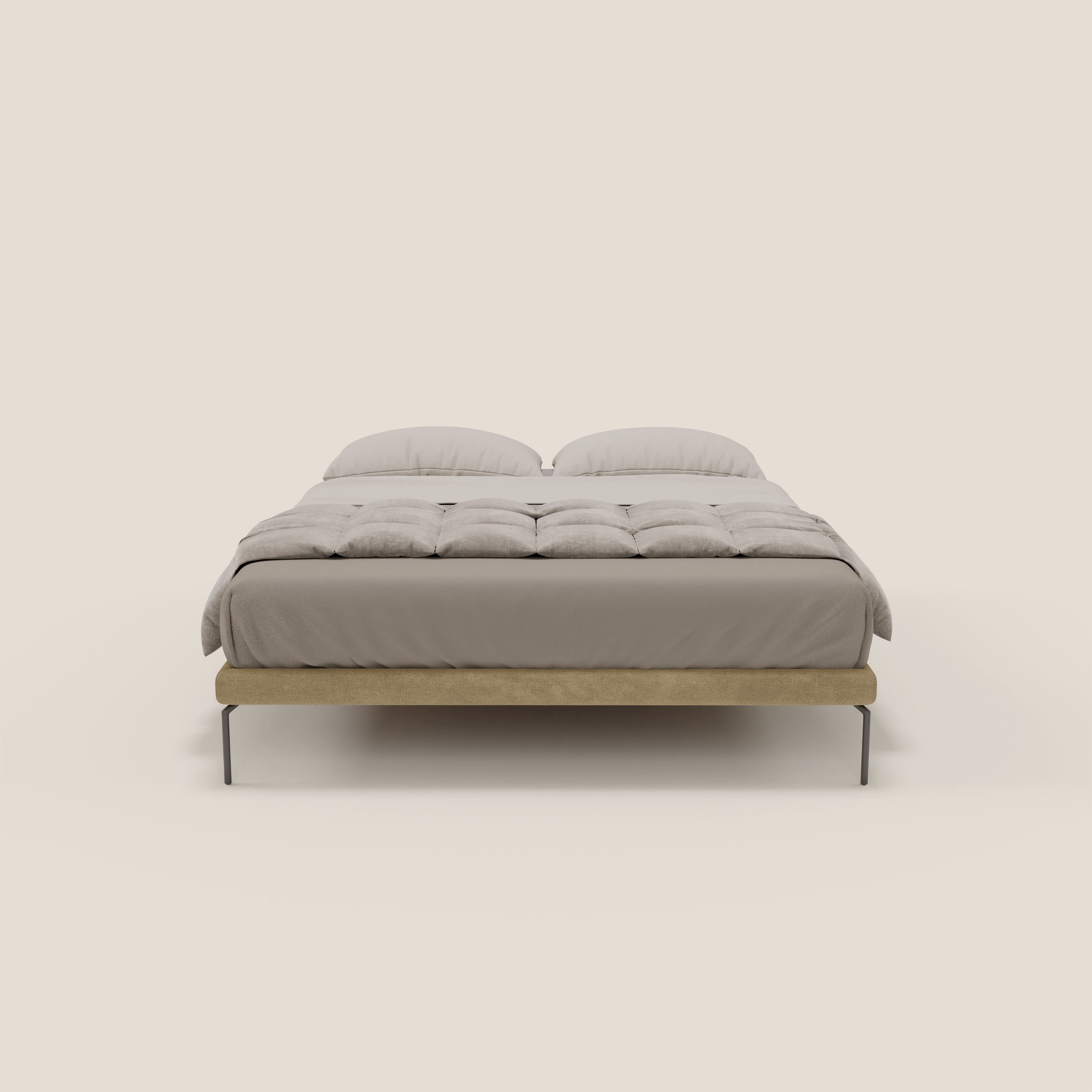 Il sommier sfoderabile Ring di Letti.store è caratterizzato da gambe sottili in metallo nero alte 24 cm e da un tessuto impermeabile beige T14, abbinato a una biancheria da letto grigio chiaro e a due cuscini coordinati, il tutto su uno sfondo semplice e chiaro.