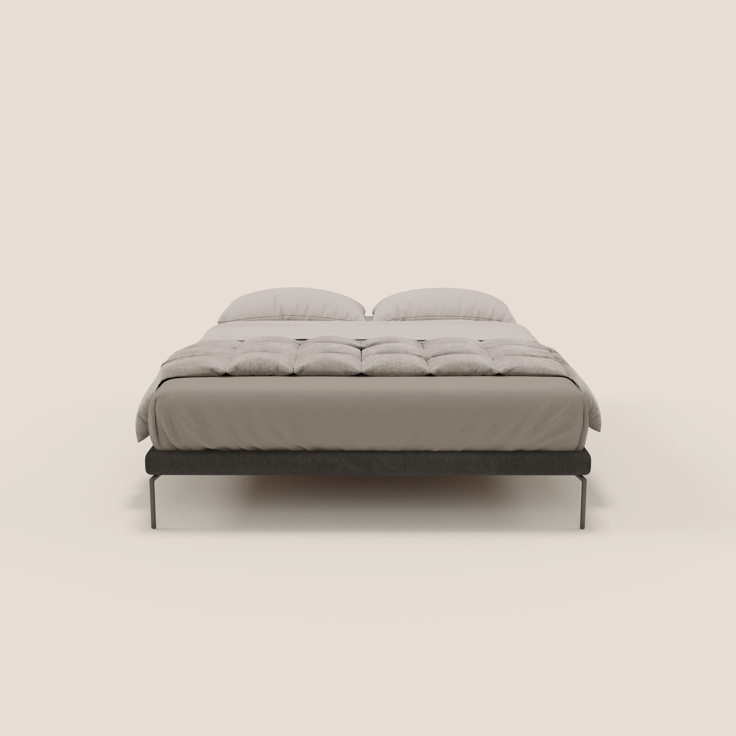 Un letto ben fatto con un piumone beige chiaro, due cuscini coordinati e il sommier sfoderabile Letti.store Ring con gambe alte 24 cm in tessuto impermeabile T14 antracite, il tutto su uno sfondo bianco sporco e semplice, visto di fronte.