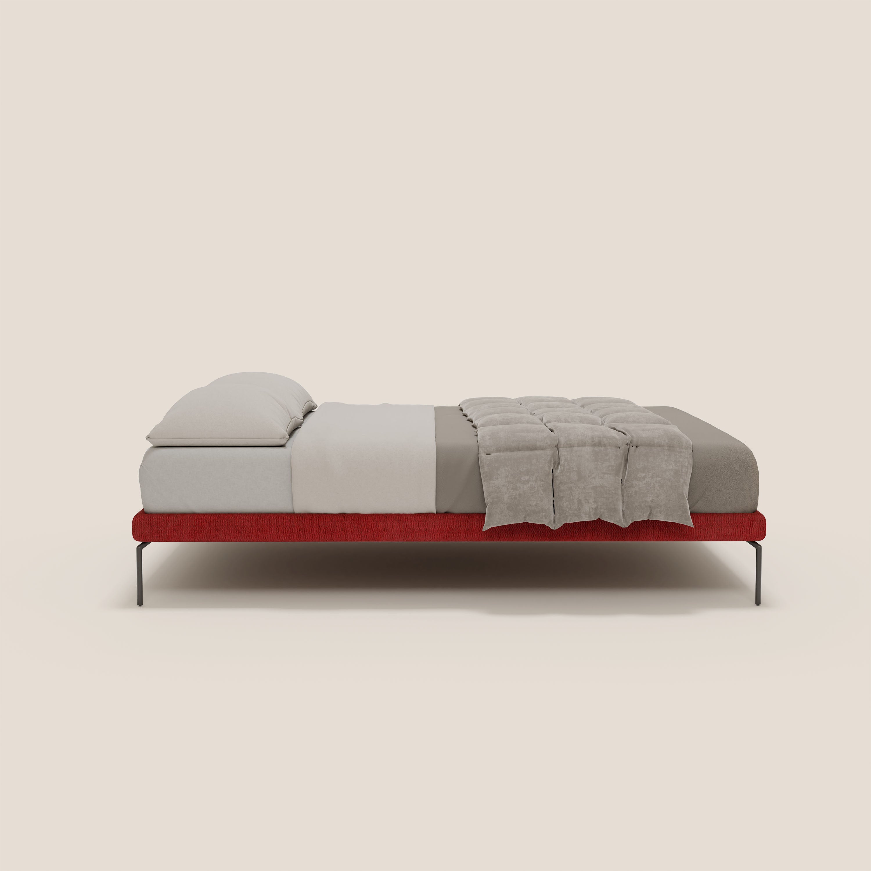 Il sommier sfoderabile Ring di Letti.store è caratterizzato da un audace tessuto impermeabile rosso T14, gambe nere sottili alte 24 cm, lenzuolo beige, due cuscini sovrapposti e un piumino marrone chiaro ai piedi: un esempio di elegante design italiano su sfondo minimalista.