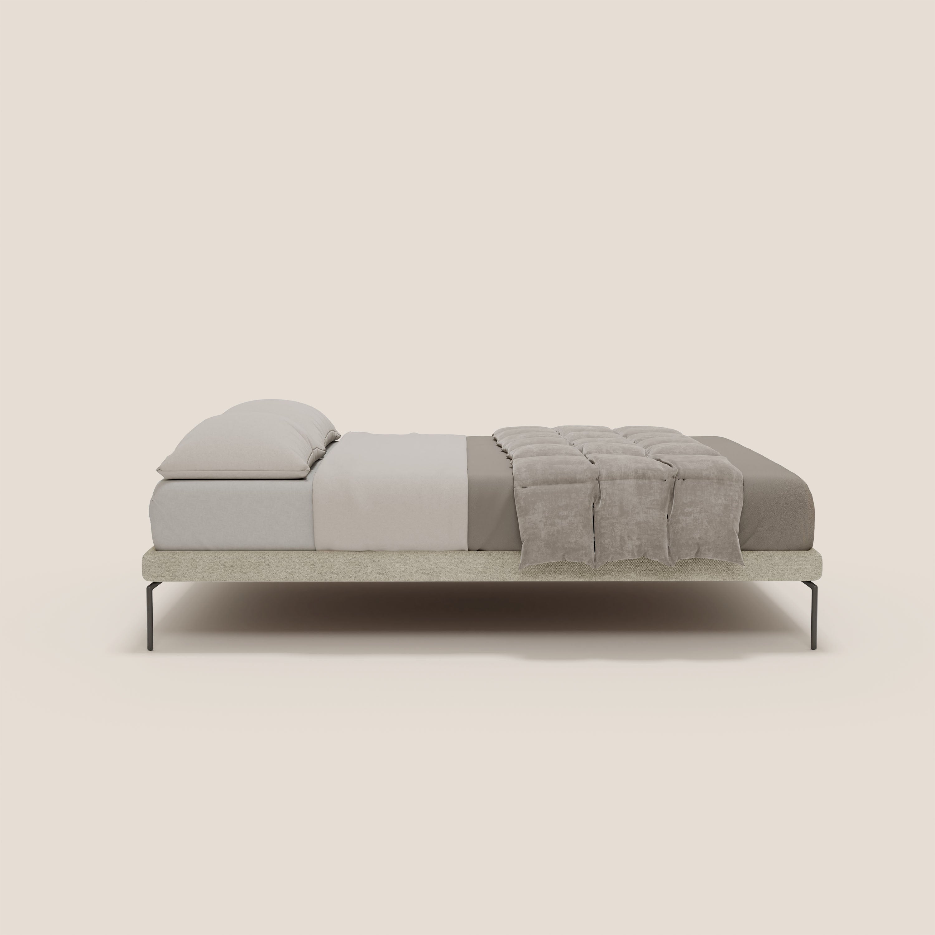 Il sommier sfoderabile Ring di Letti.store è caratterizzato da sottili gambe nere alte 24 cm, tessuto impermeabile T14 panna, lenzuola beige chiaro, coperta grigia ai piedi e due cuscini per un look moderno di ispirazione italiana.