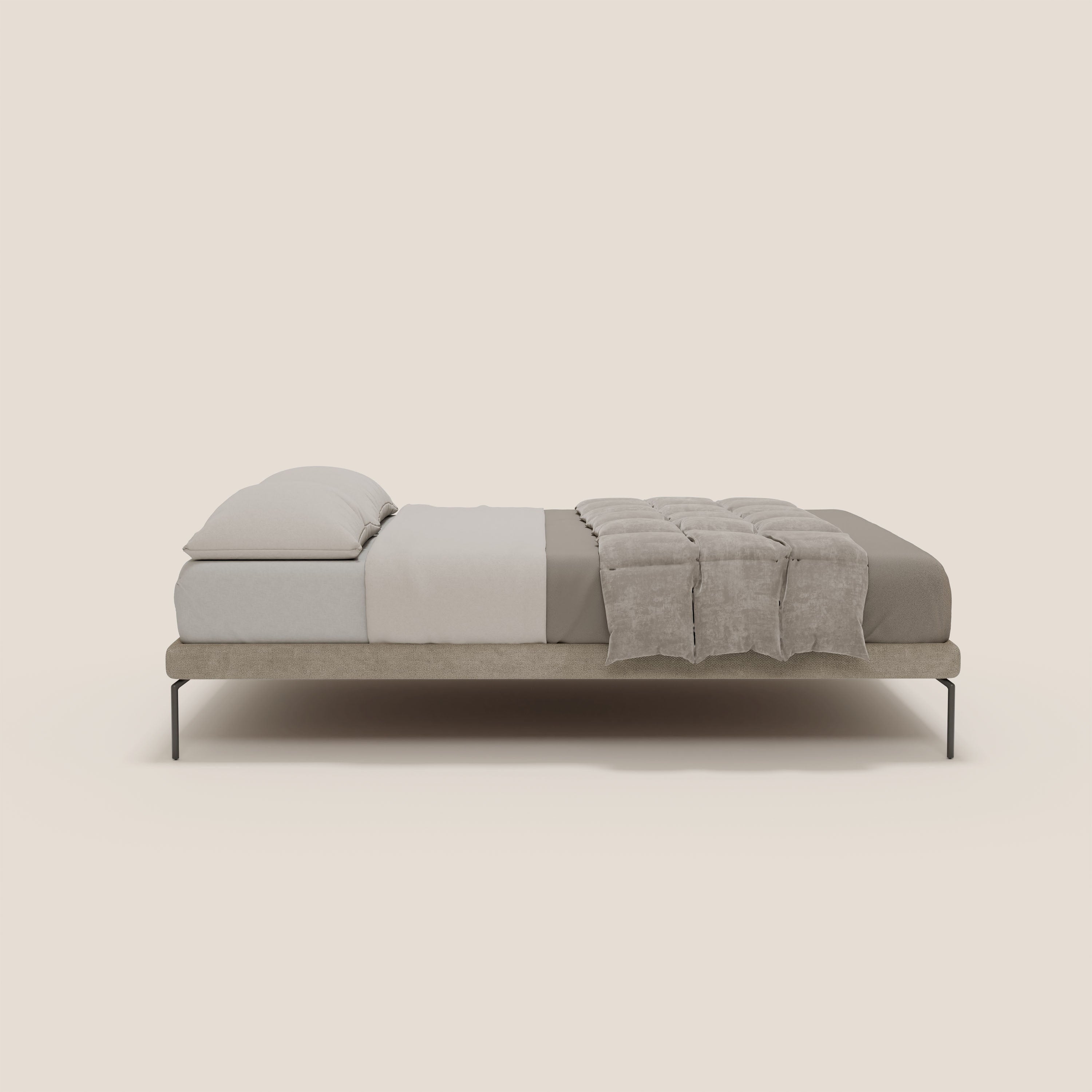Il sommier sfoderabile Letti.store Ring è caratterizzato da gambe nere alte 24 cm, struttura in tessuto impermeabile T14 tortora, due cuscini bianchi, un lenzuolo matrimoniale grigio chiaro e un piumone tortora su fondo bianco sporco.