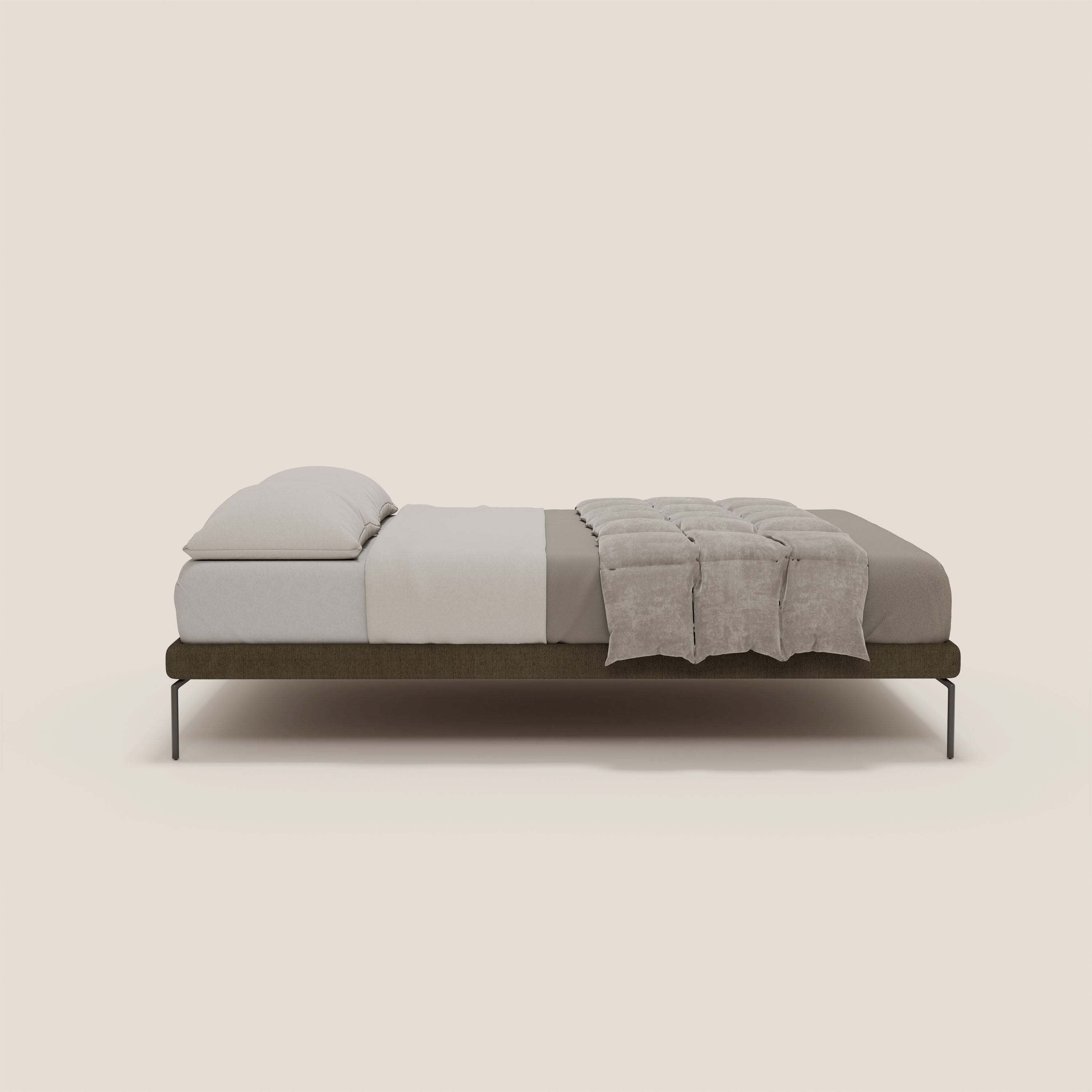Il sommier sfoderabile Ring di Letti.store è caratterizzato da gambe alte 24 cm e da un tessuto impermeabile T14 marrone, che aggiunge un tocco di design italiano a questo letto minimalista con struttura scura, cuscini bianchi, lenzuola bianche e una coperta beige ripiegata ai piedi.