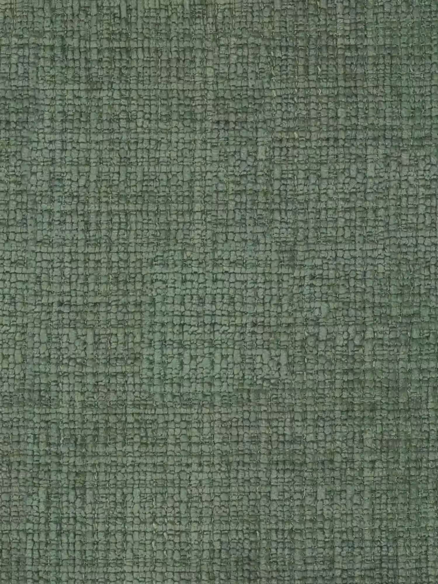 Primo piano della sedia Dafne di Divani.Store: una sedia di design realizzata in legno massello di wengé e ciniglia certificata OEKO-TEX®, che mette in risalto il tessuto verde a trama rigata, caratterizzato da un intreccio fitto a griglia e da naturali variazioni di tonalità.