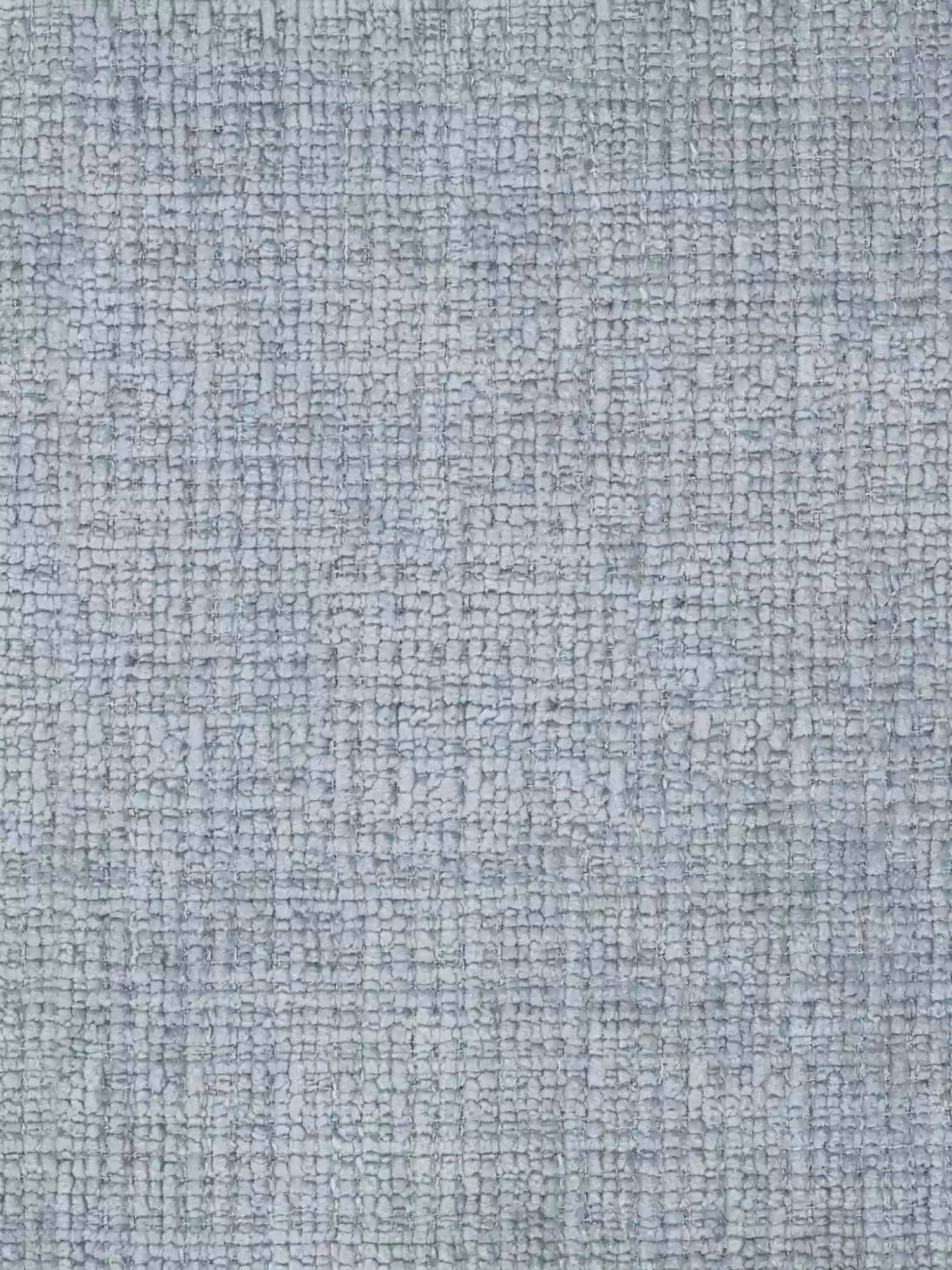Primo piano della sedia di design imbottita Dafne di Divani.Store, realizzata in morbido tessuto ciniglia grigio certificato OEKO-TEX® con motivo a griglia in rilievo su una struttura in legno massello di wengé: un tocco di eleganza per gli interni moderni.
