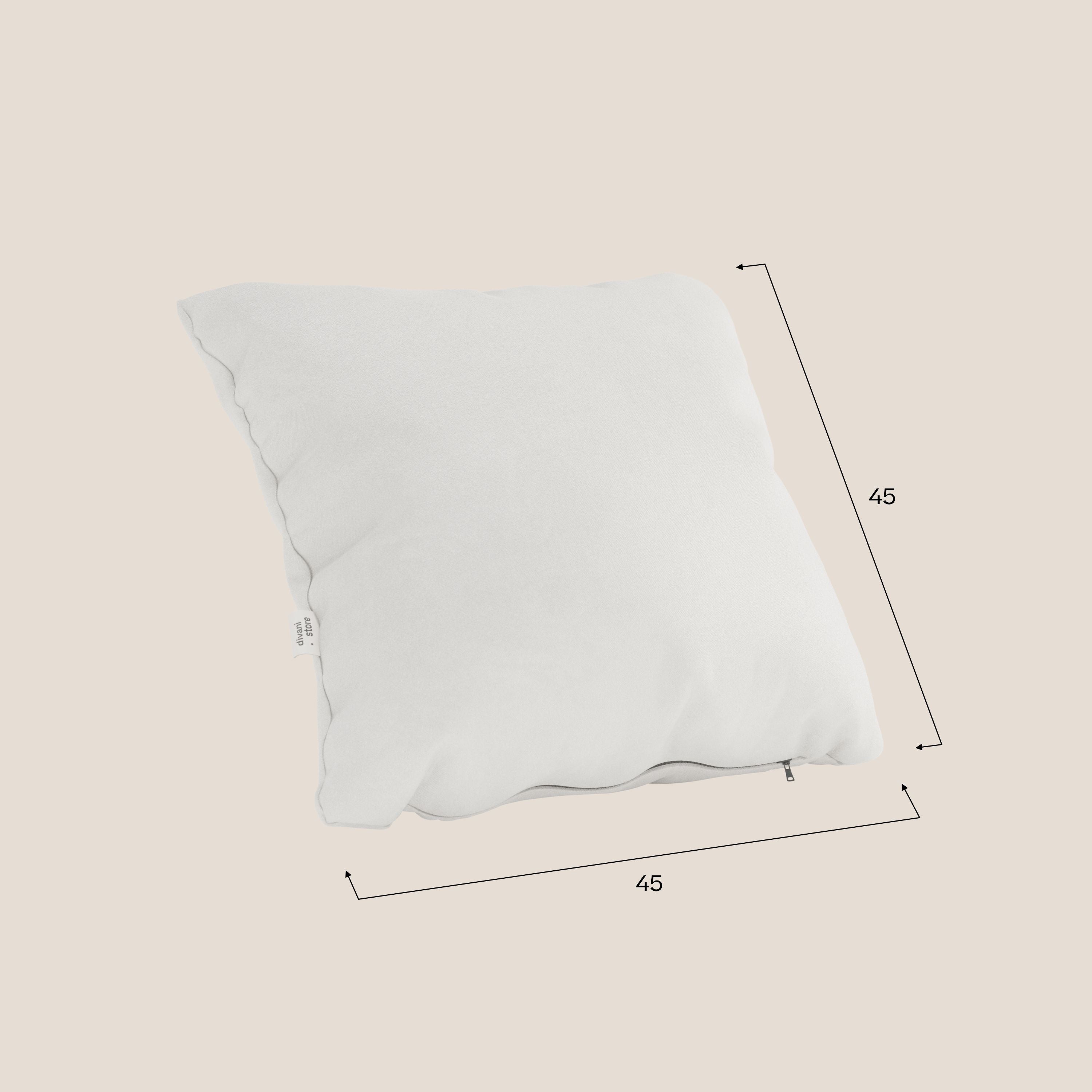 Un cuscino Jazz di Divani.Store in T11 nero microfibra tecnica smacchiabile è presentato su uno sfondo beige chiaro. Le frecce nere segnano il suo formato 45x45 cm, caratterizzato da una texture morbida e da una cerniera a vista su un lato.