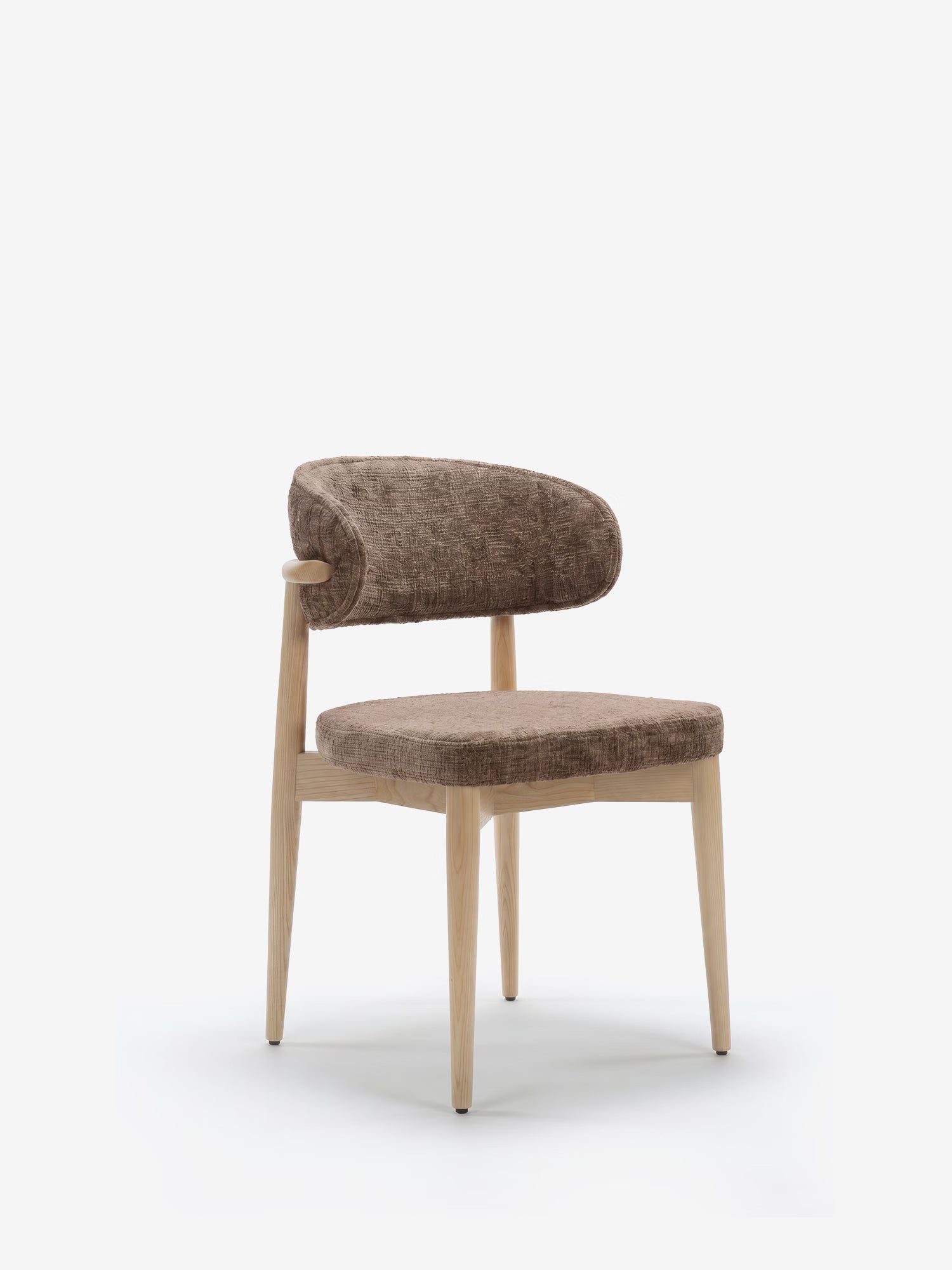 La sedia imbottita Dafne di Divani.Store presenta un design minimalista con gambe e struttura in rovere naturale massiccio, nonché schienale e seduta curvi e imbottiti in tessuto ciniglia certificato OEKO-TEX®, raffigurata su uno sfondo bianco a tinta unita.