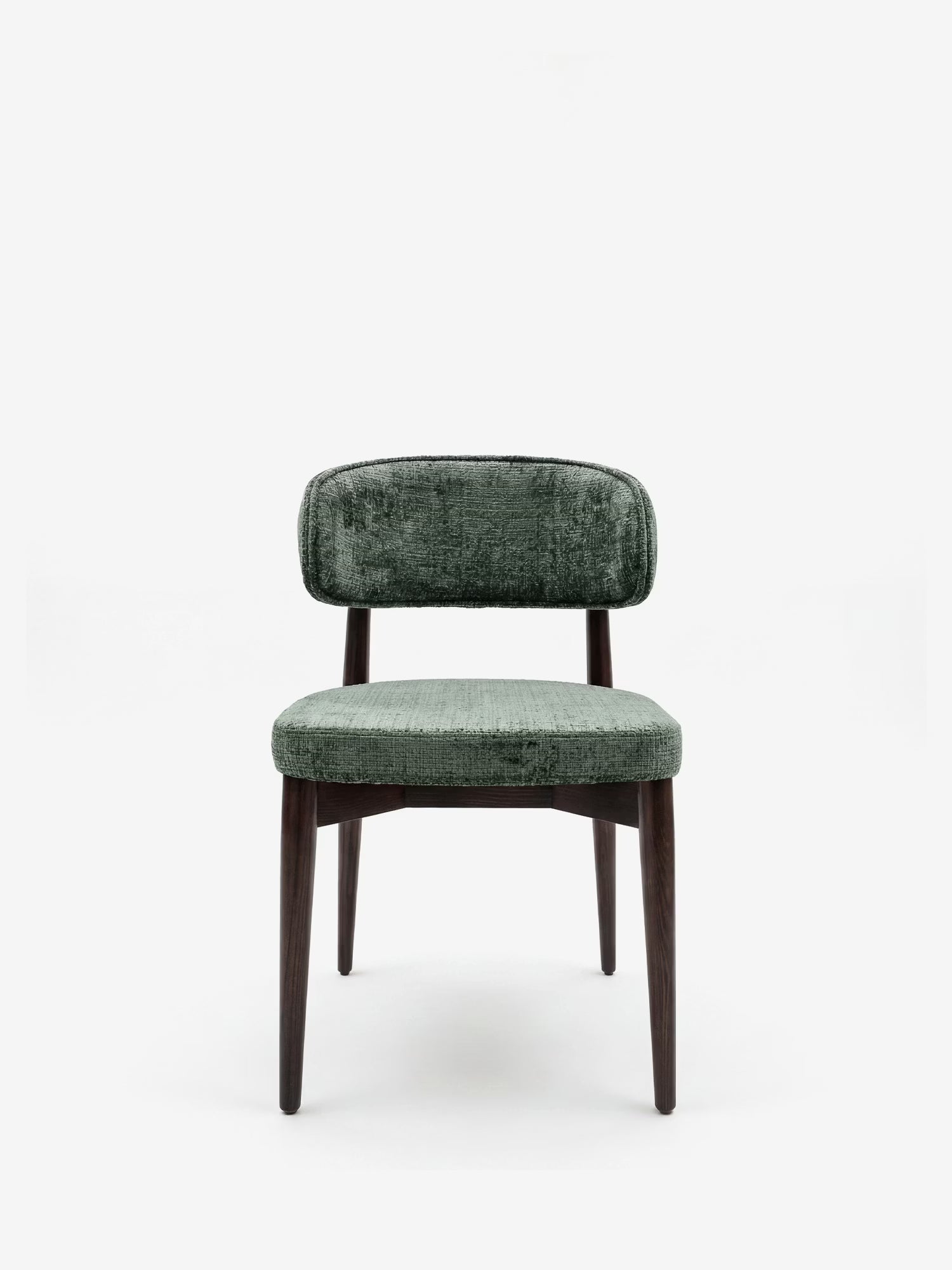 La sedia Dafne di Divani.Store è una sedia moderna imbottita in legno massello wengé, con una morbida seduta in ciniglia verde certificata OEKO-TEX® e uno schienale curvo, oltre a quattro gambe affusolate, raffigurata su uno sfondo bianco a tinta unita.