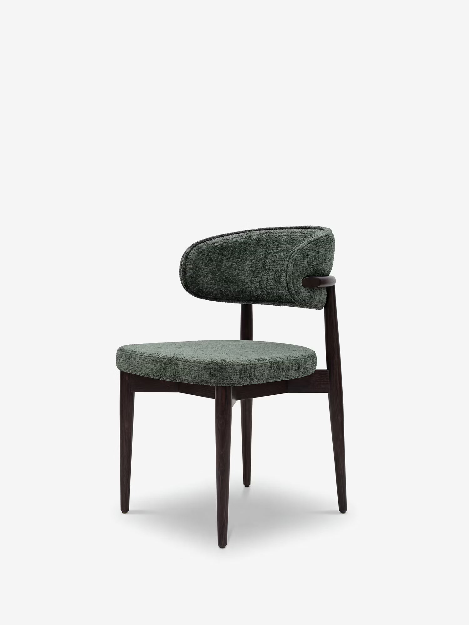 La sedia Dafne di Divani.Store presenta un design moderno e minimalista, con seduta e schienale curvo rivestiti in ciniglia verde certificata OEKO-TEX®, oltre a gambe e struttura in legno massello di wengé, il tutto su uno sfondo bianco a tinta unita.