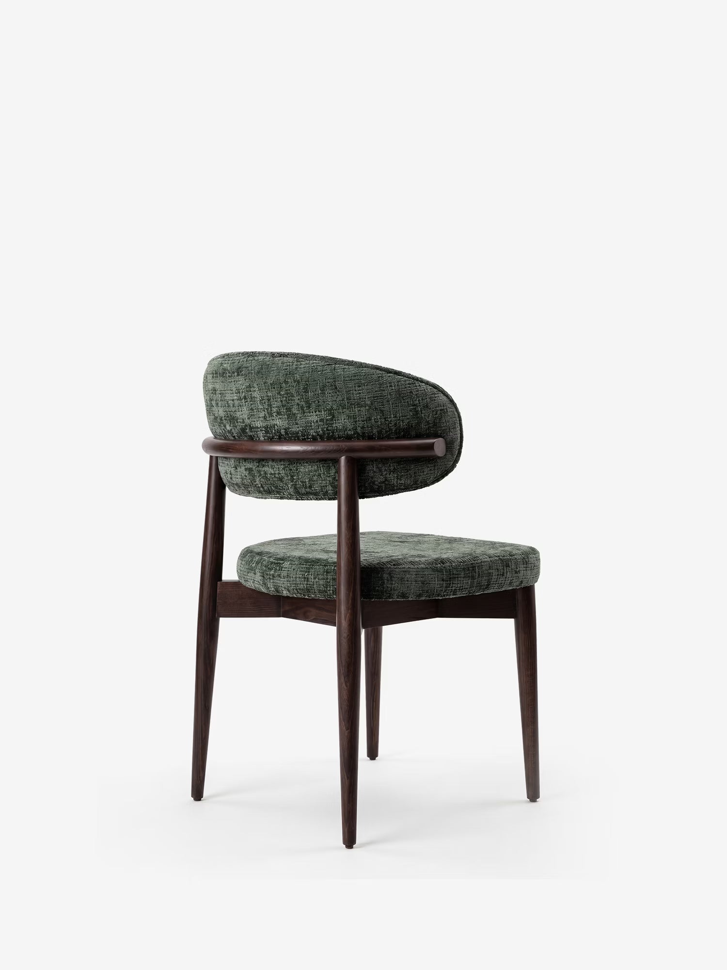 La sedia Dafne di Divani.Store presenta una struttura in legno massello di wengé con gambe arrotondate e un rivestimento in ciniglia ecologica certificata OEKO-TEX® sulla seduta e sullo schienale curvo; nella foto è raffigurata inclinata in modo da mostrarne il profilo laterale e posteriore su uno sfondo bianco.