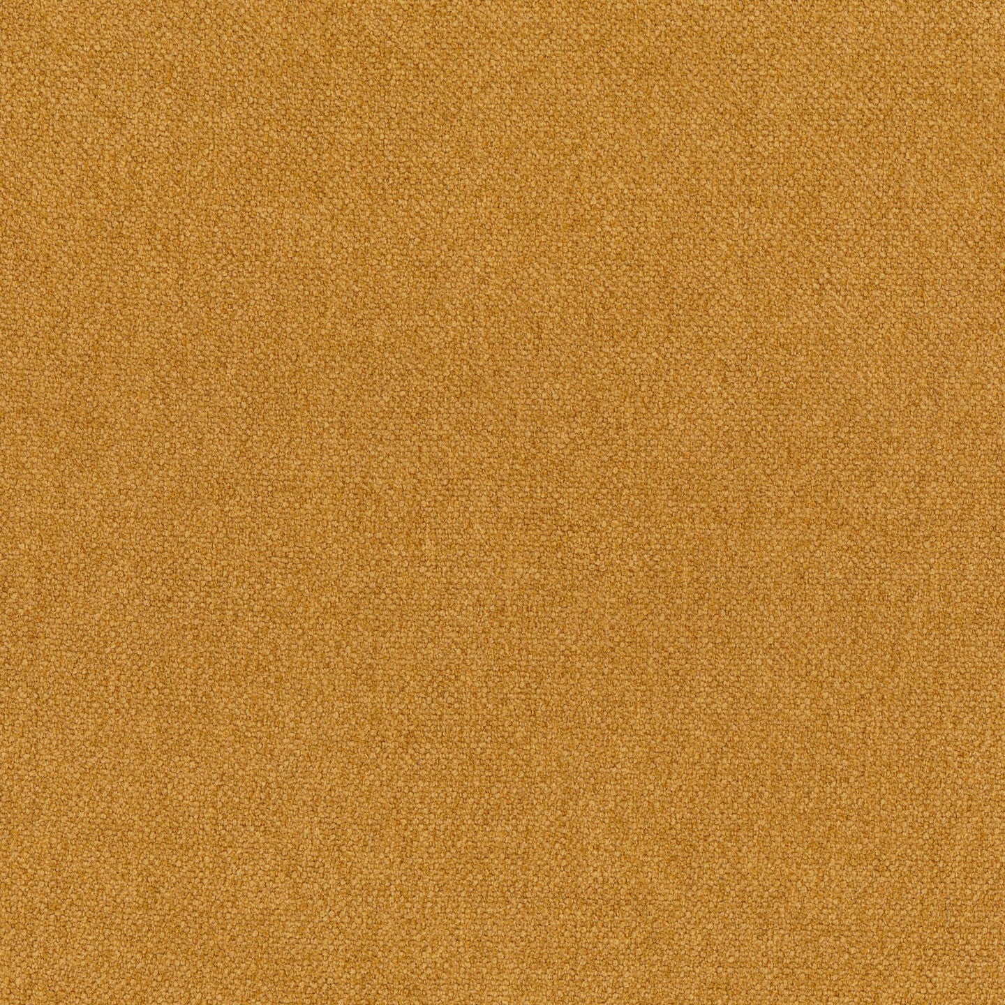 Primo piano di Personalizzazione in T25 di Divani.Store: caldo marrone dorato, tessuto morbido con fili sottili uniformemente intrecciati e un aspetto sottile, uniforme e leggermente sfocato. Nessun motivo o oggetto visibile, solo la consistenza del tessuto.