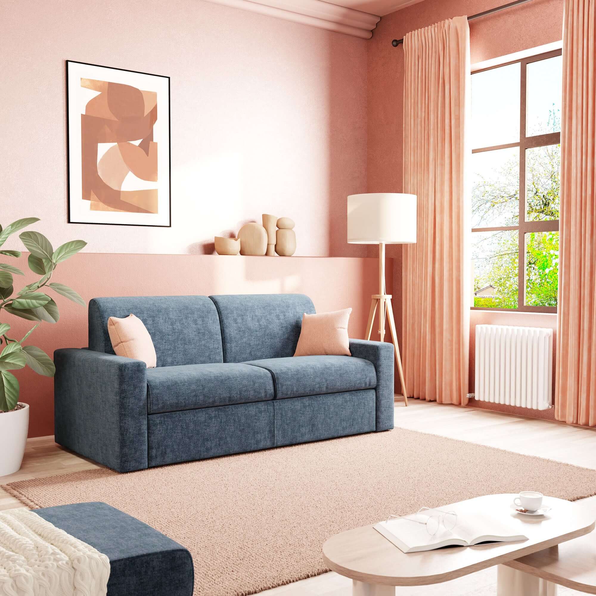 Un soggiorno moderno con pareti rosa, una grande finestra che incornicia alberi verdi, il divano letto matrimoniale Diomede in velluto easy clean T35 blu di Divani.Store con cuscini beige, tappeto beige, pianta in vaso, lampada da terra e opere d'arte astratta.