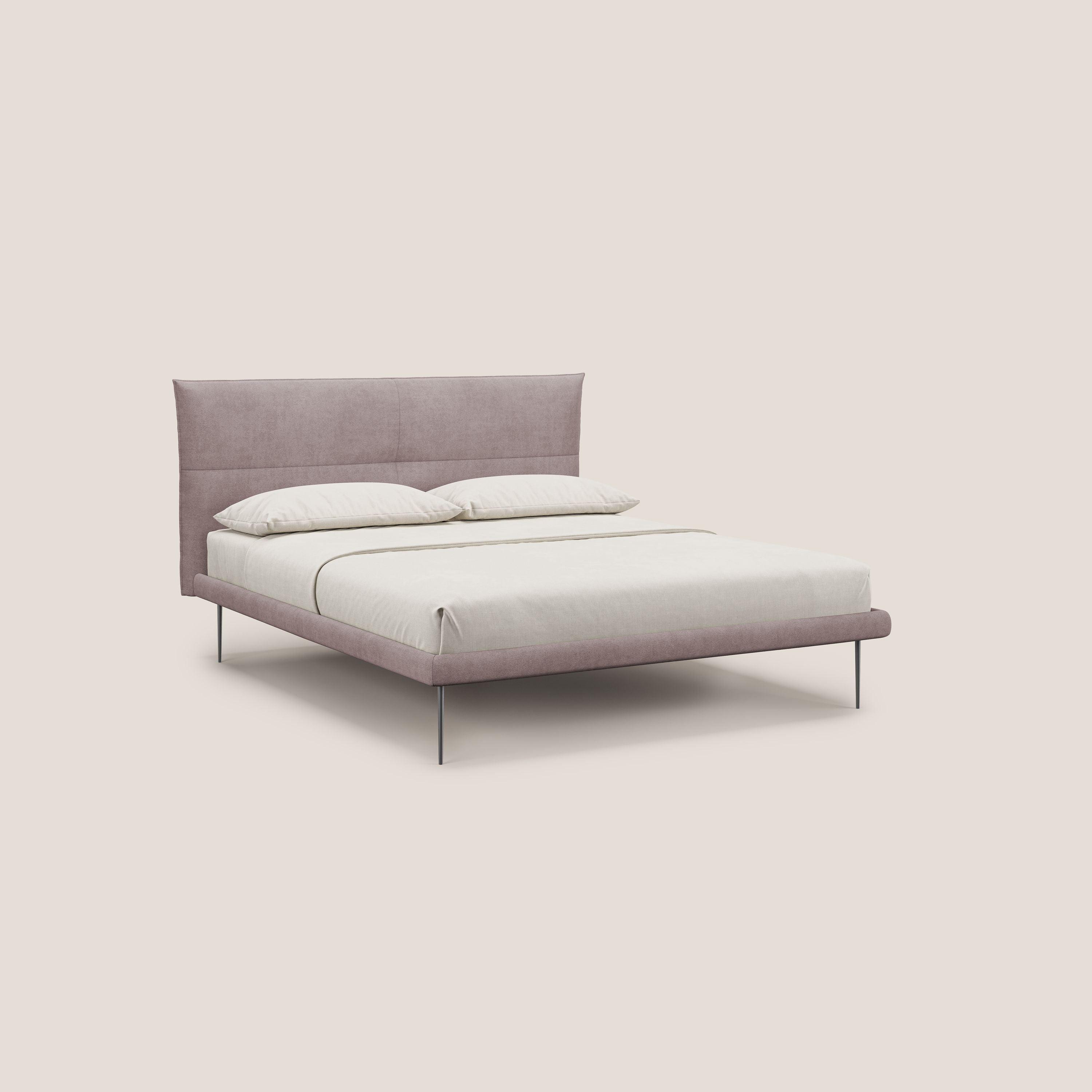Akiko letto imbottito con piedi alti in metallo in tessuto impermeabile T02 rosa - divani.store