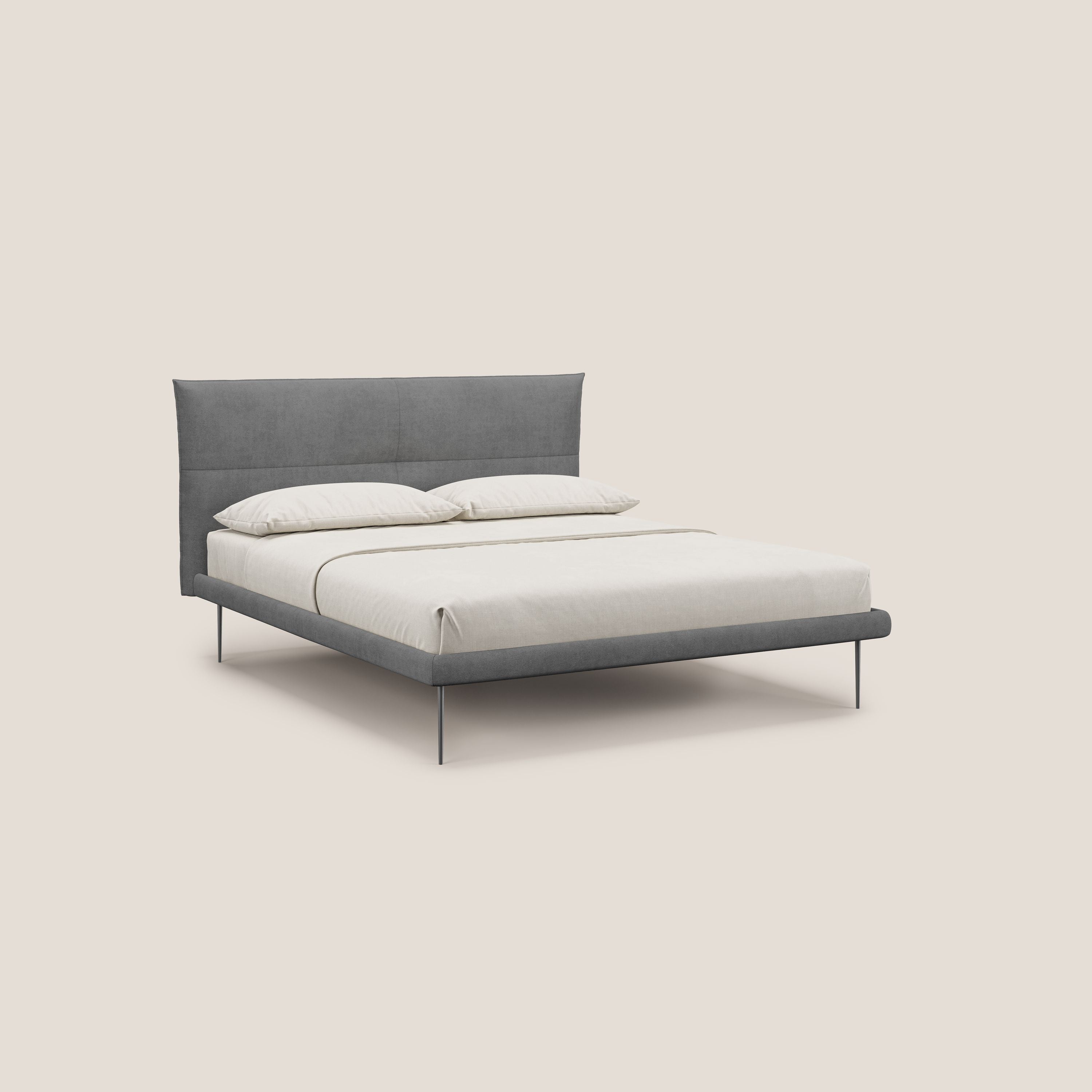 Akiko letto imbottito con piedi alti in metallo in tessuto impermeabile T02 grigio - divani.store