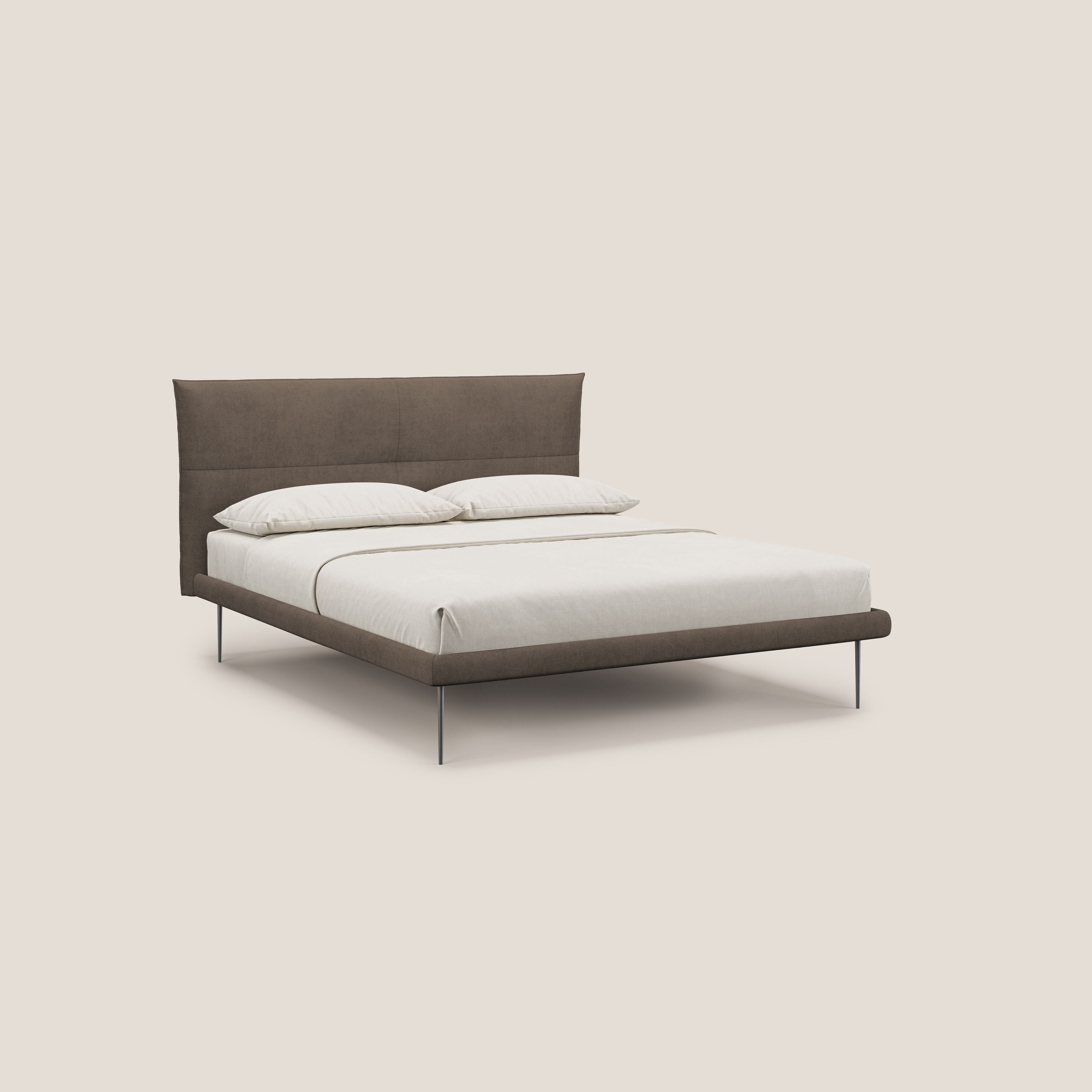 Akiko letto imbottito con piedi alti in metallo in tessuto impermeabile T02 marrone - divani.store