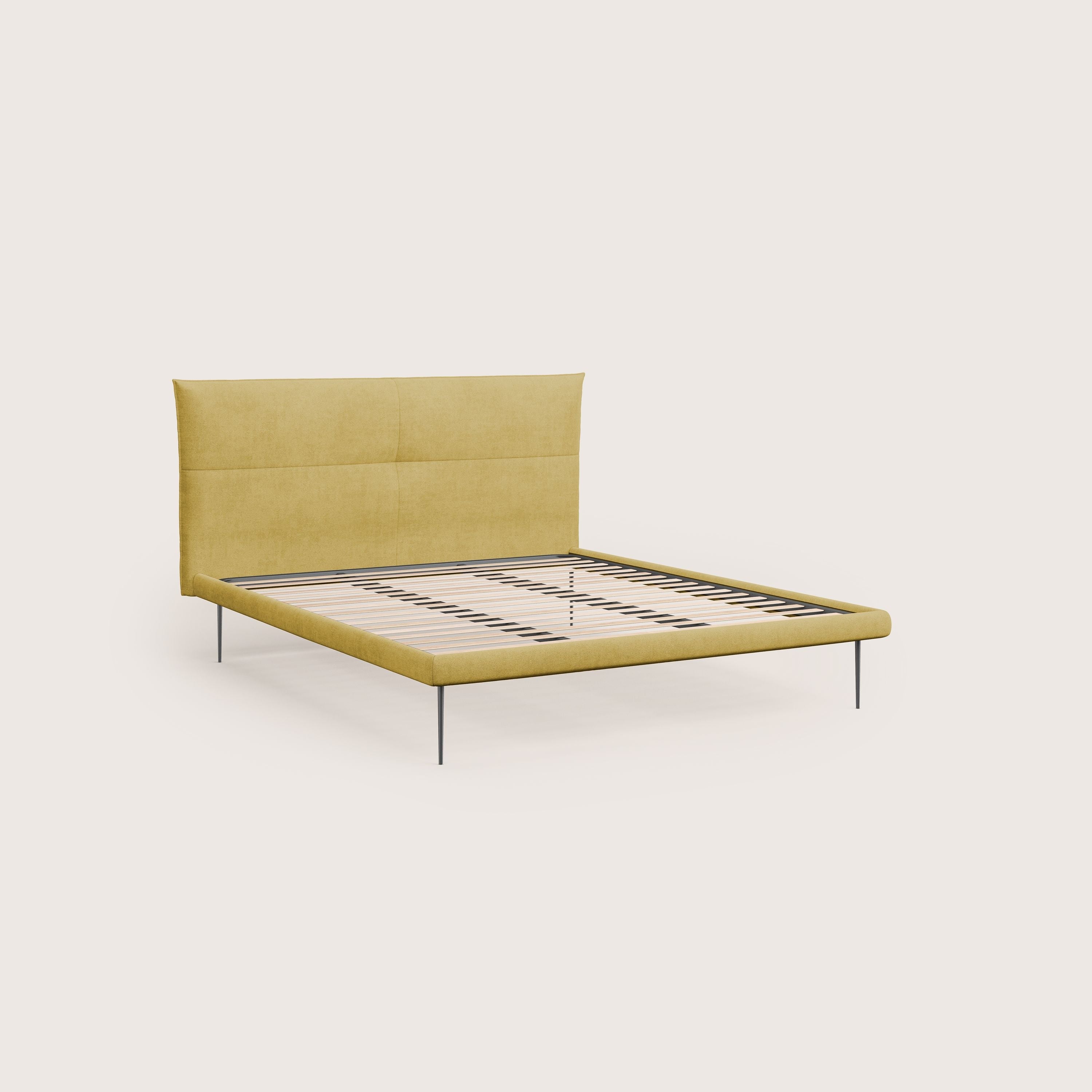 Akiko letto imbottito con piedi alti in metallo in tessuto impermeabile T02 giallo - divani.store