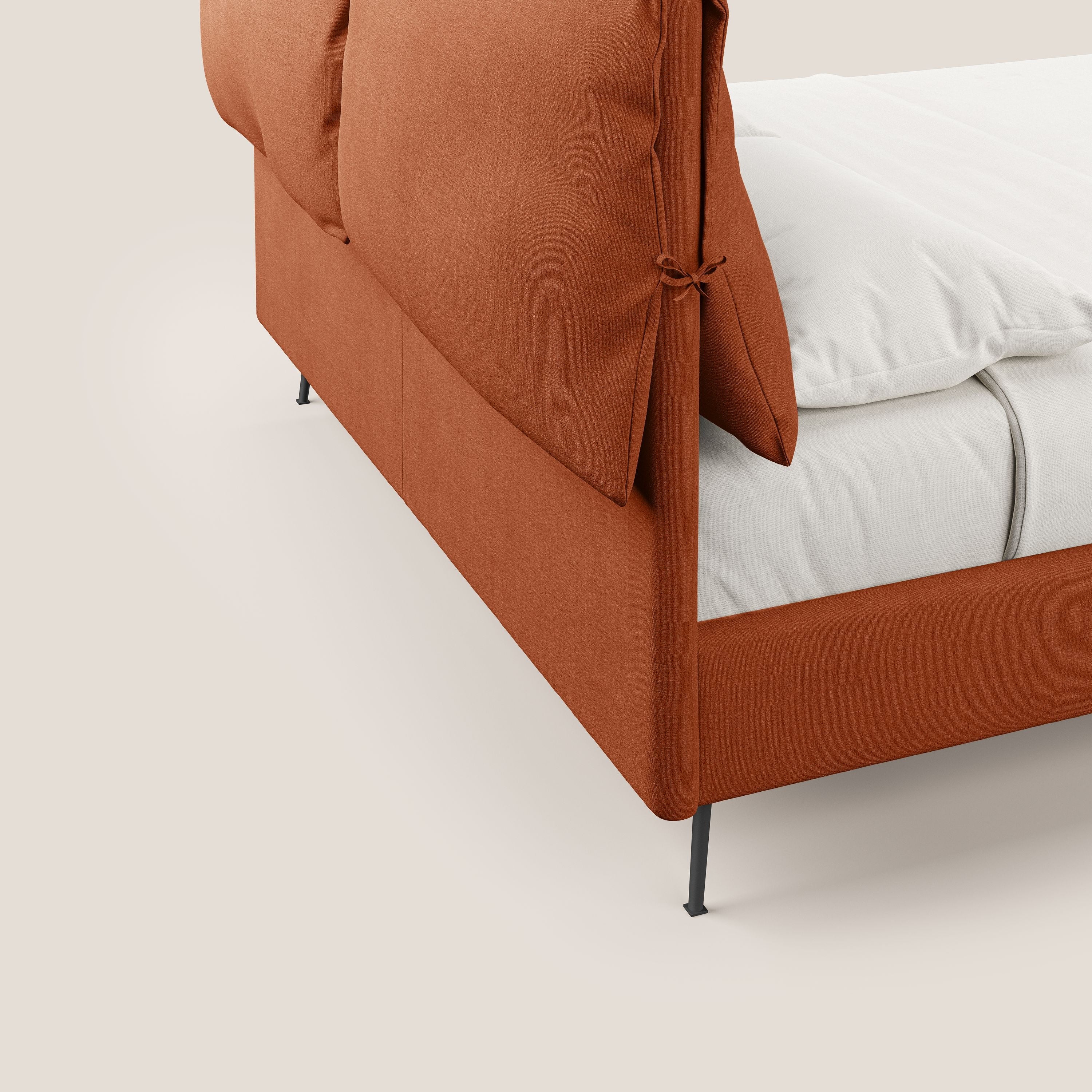 Artemisia letto imbottito con piedini alti sfoderabile in tessuto smacchiabile T17 arancio - divani.store