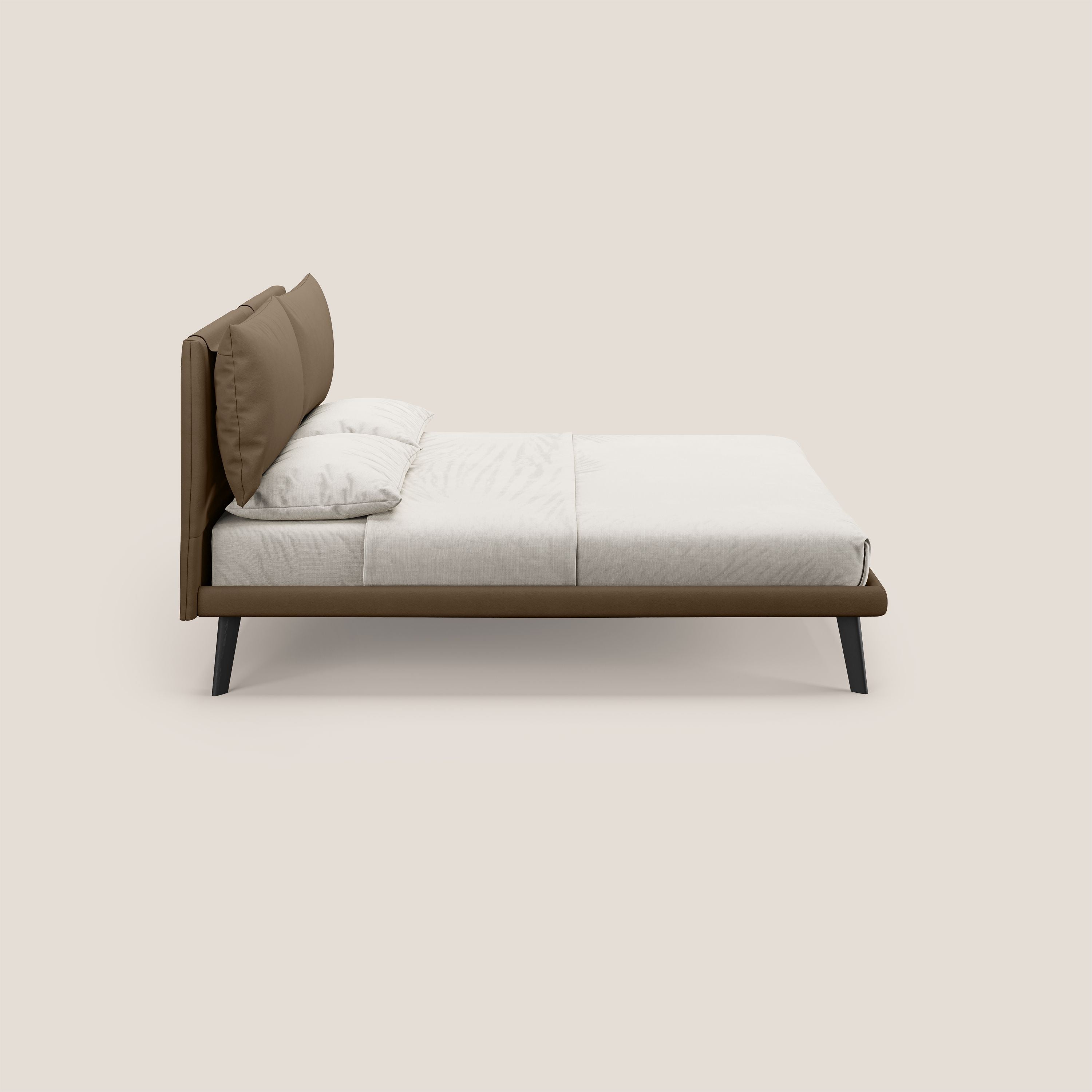 Astrid letto imbottito con piedi in legno in microfibra smacchiabile T11 marrone - divani.store