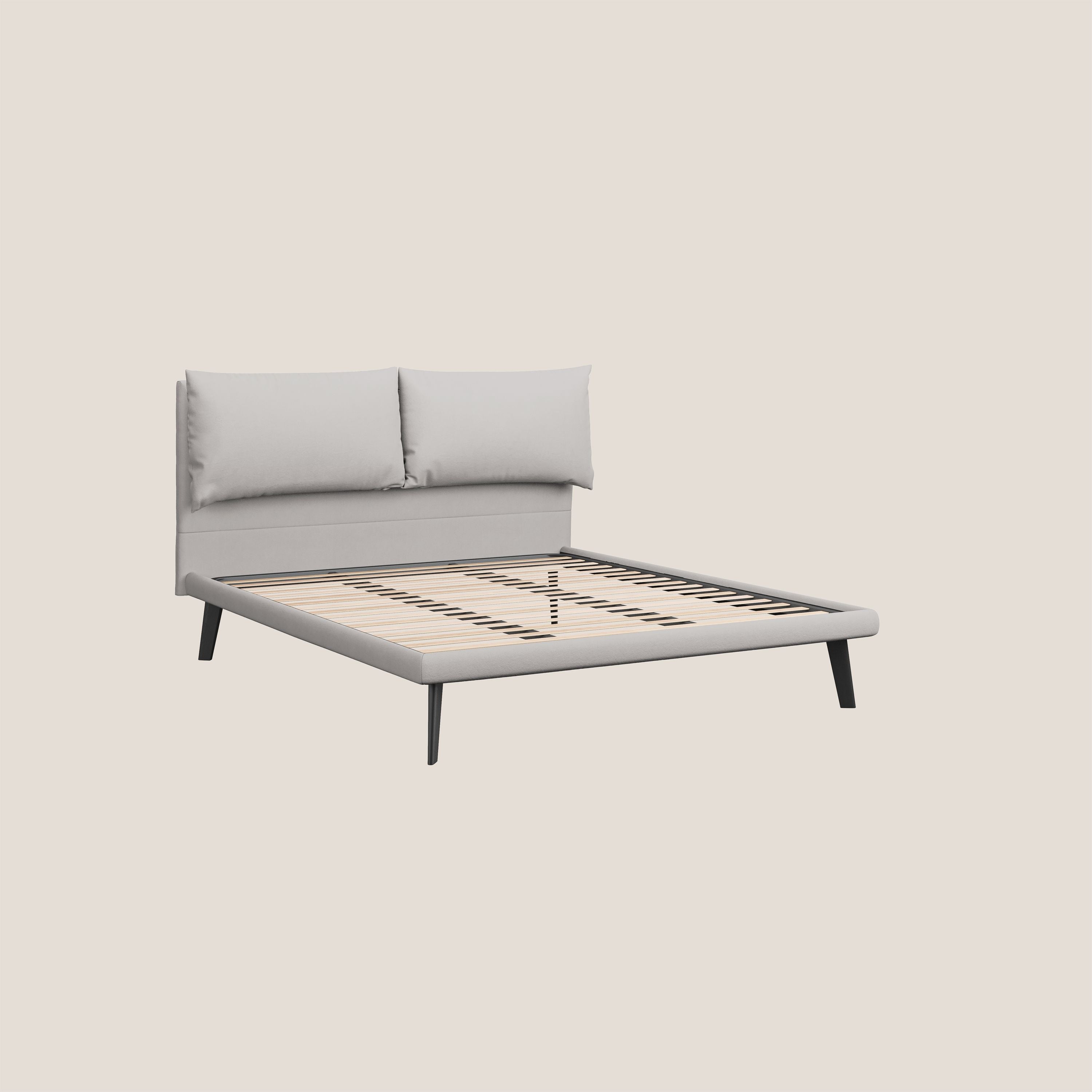 Astrid letto imbottito con piedi in legno in microfibra smacchiabile T11 grigio chiaro - divani.store