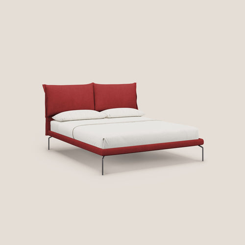 Bice letto imbottito con cuscini e piedi alti in metallo in tessuto impermeabile T02 rosso - divani.store