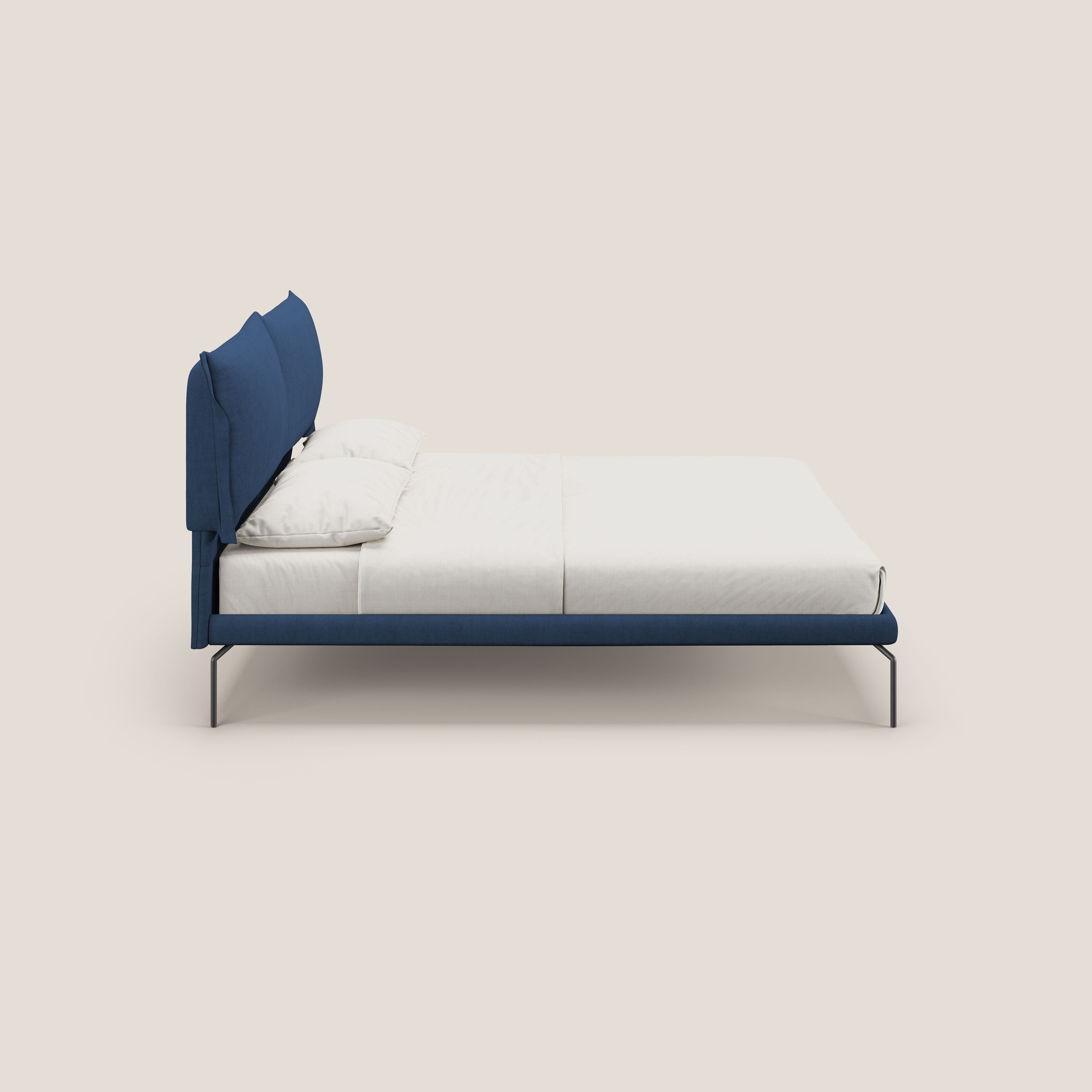 Bice letto imbottito con cuscini e piedi alti in metallo in tessuto impermeabile T02 blu - divani.store