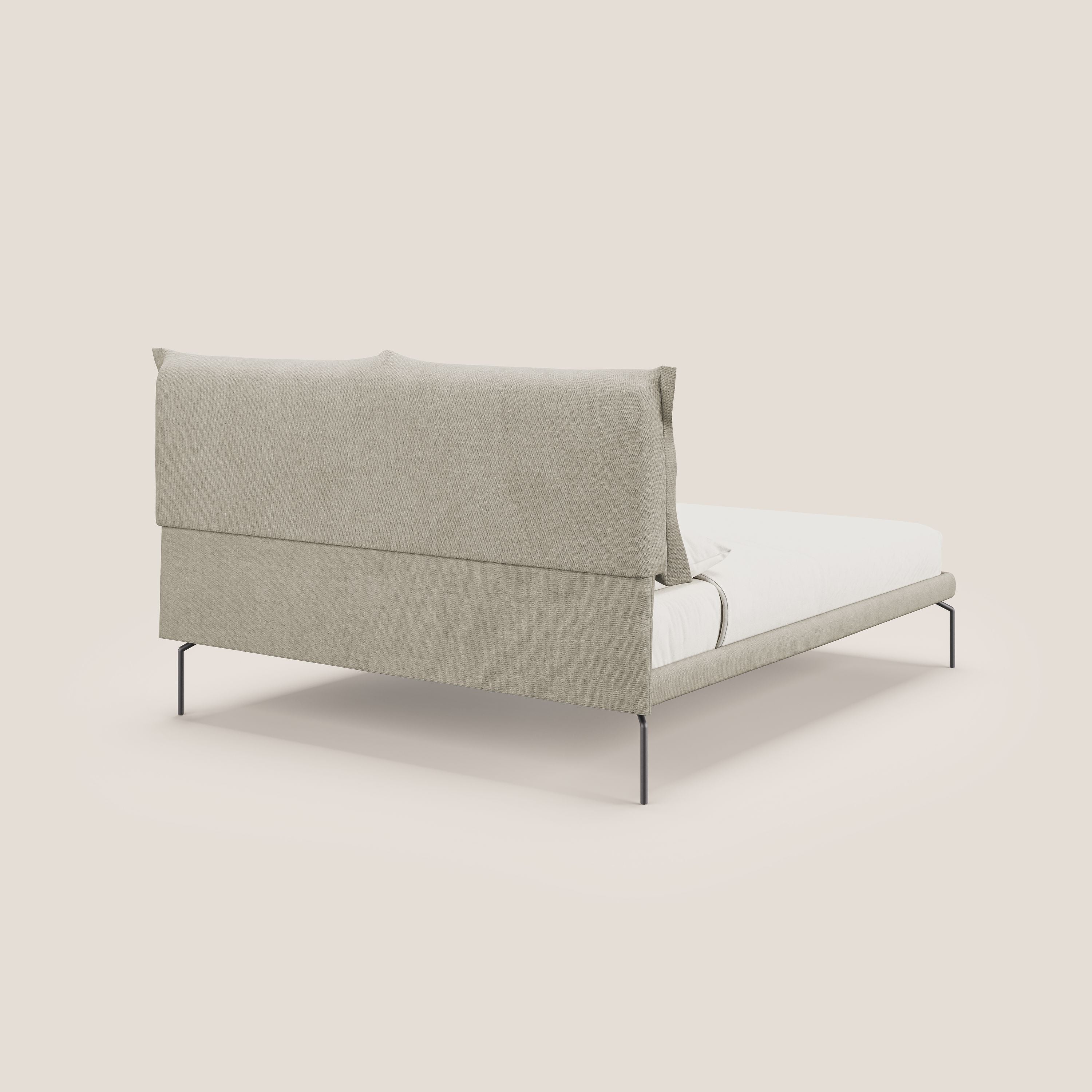 Bice letto imbottito con cuscini e piedi alti in metallo in tessuto impermeabile T02 panna - divani.store