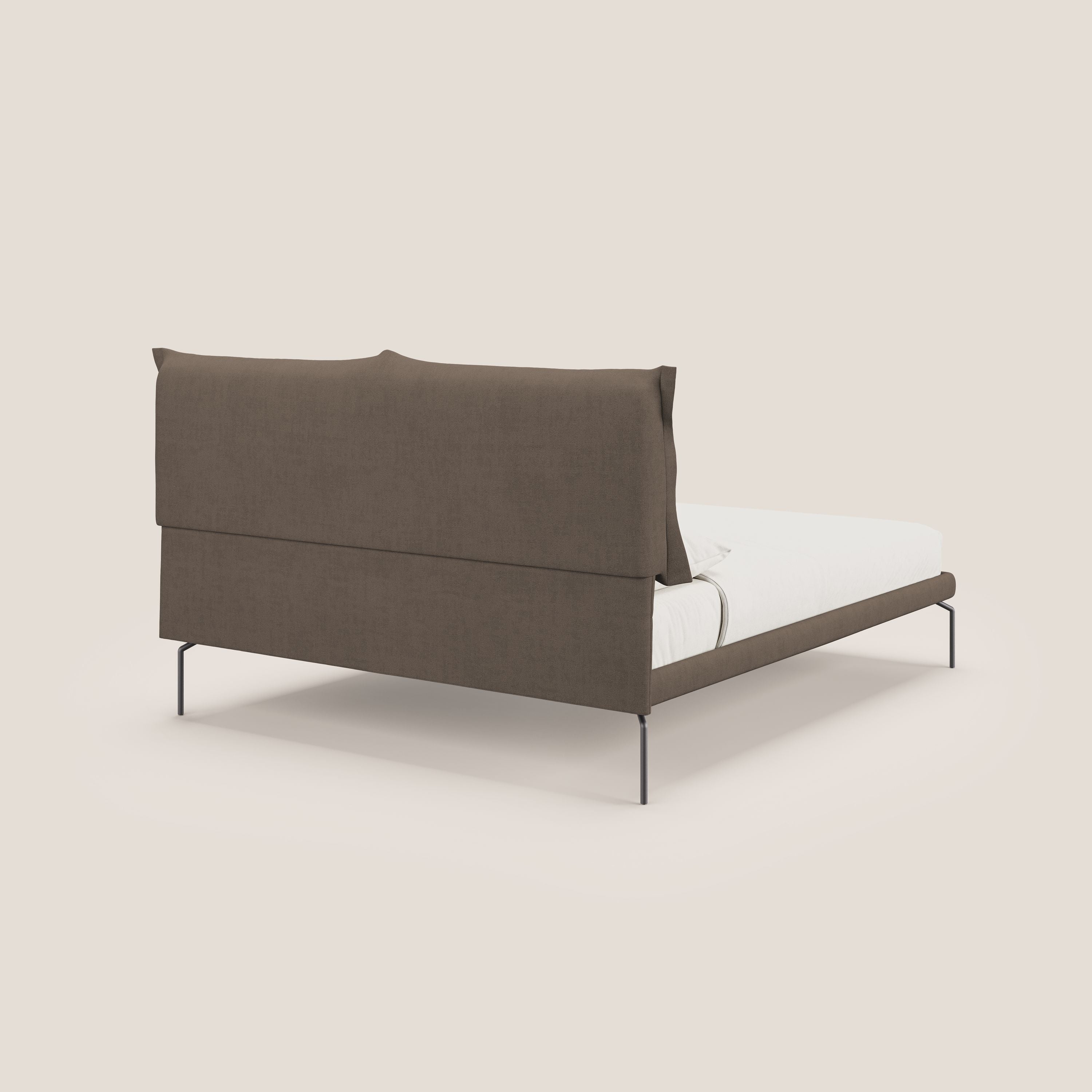 Bice letto imbottito con cuscini e piedi alti in metallo in tessuto impermeabile T02 marrone - divani.store