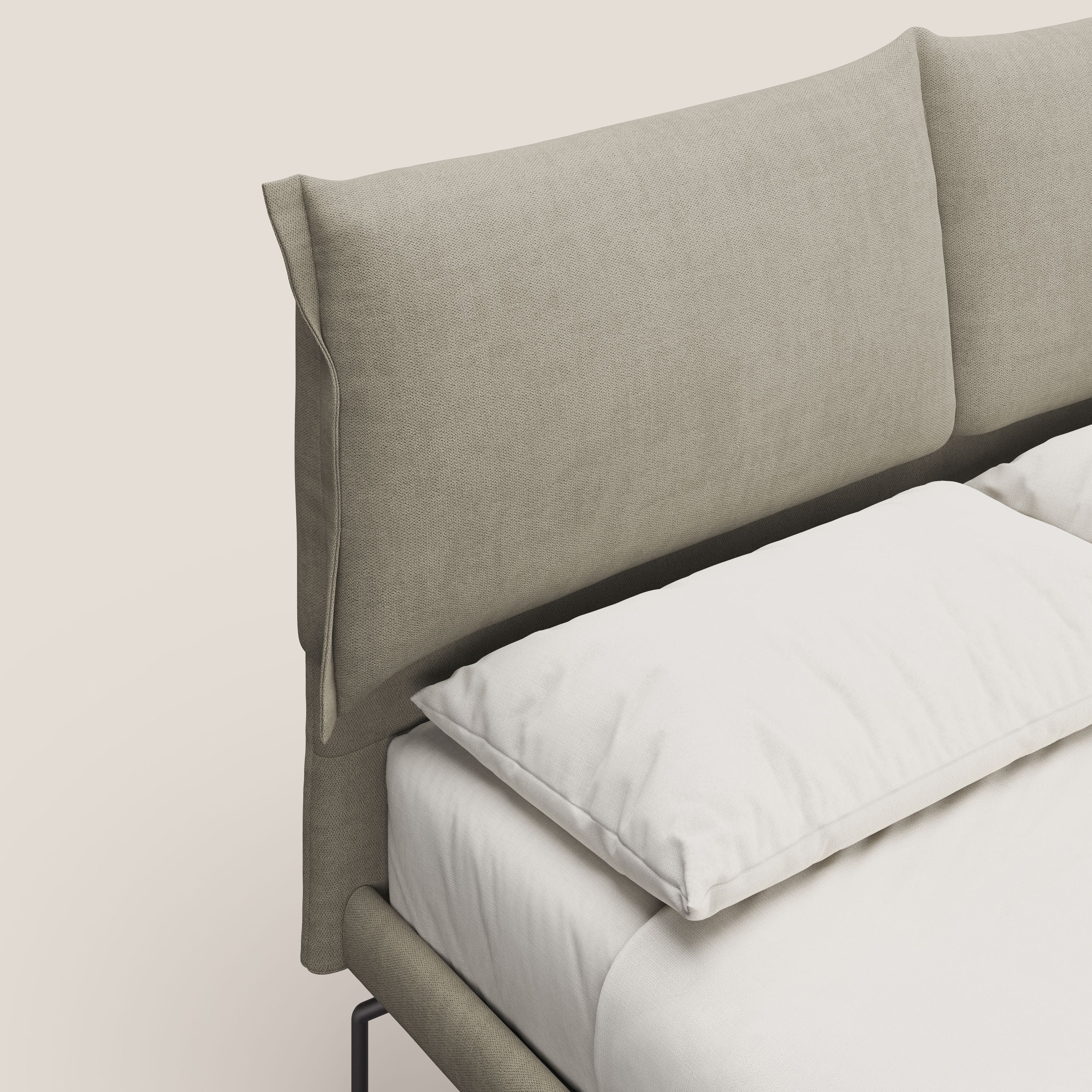 Bice letto imbottito con cuscini e piedi alti in metallo in tessuto impermeabile T02 panna - divani.store
