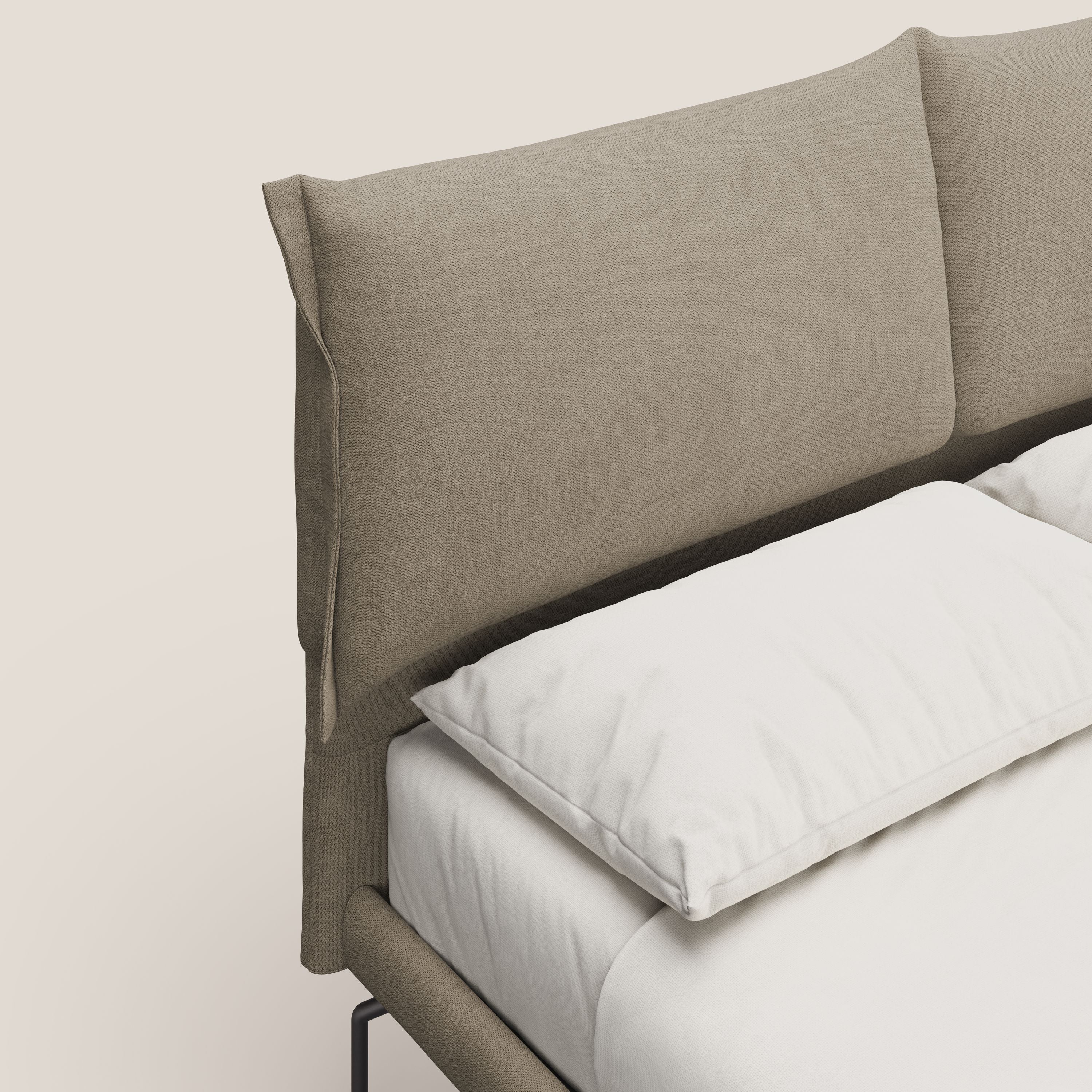 Bice letto imbottito con cuscini e piedi alti in metallo in tessuto impermeabile T02 beige - divani.store