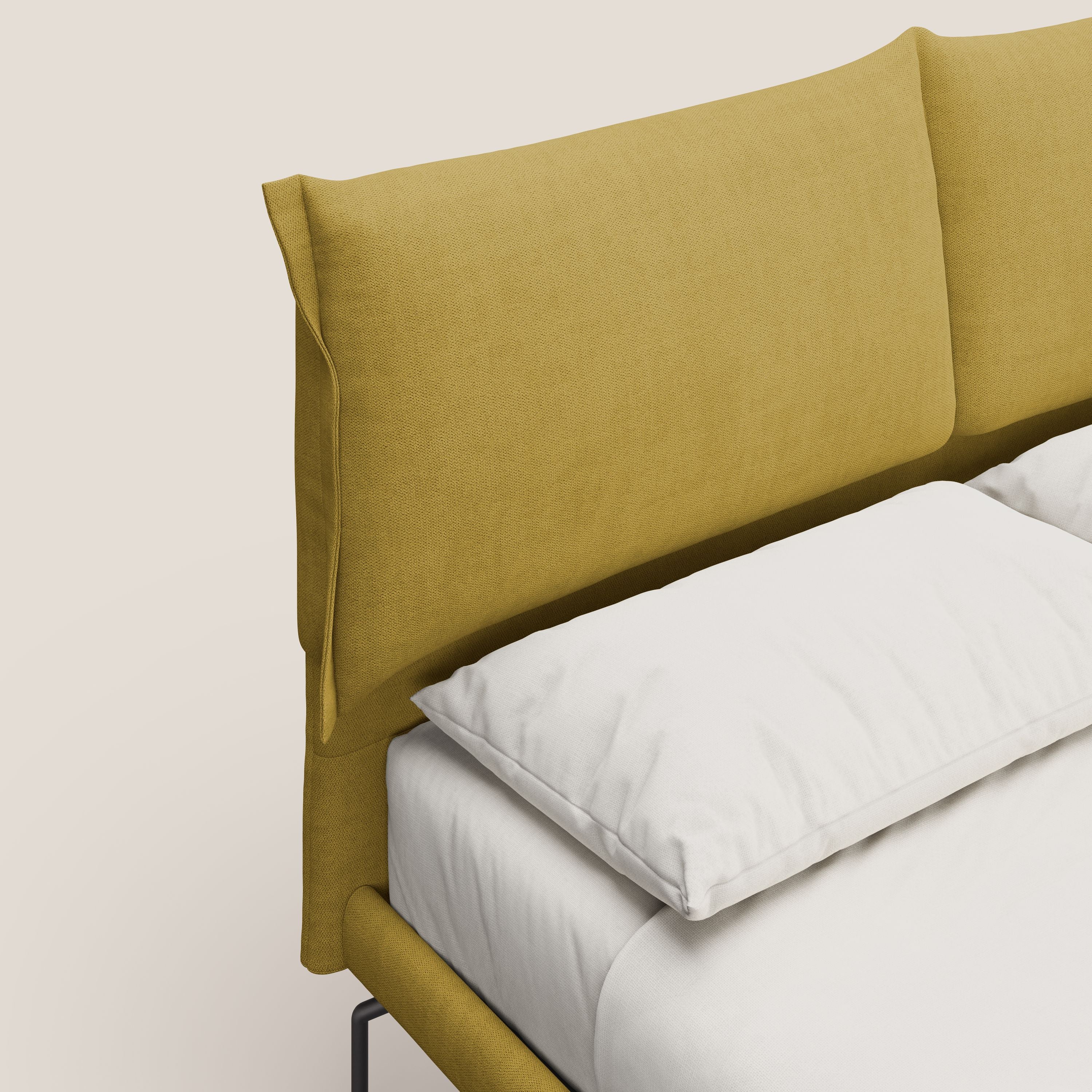 Bice letto imbottito con cuscini e piedi alti in metallo in tessuto impermeabile T02 giallo - divani.store