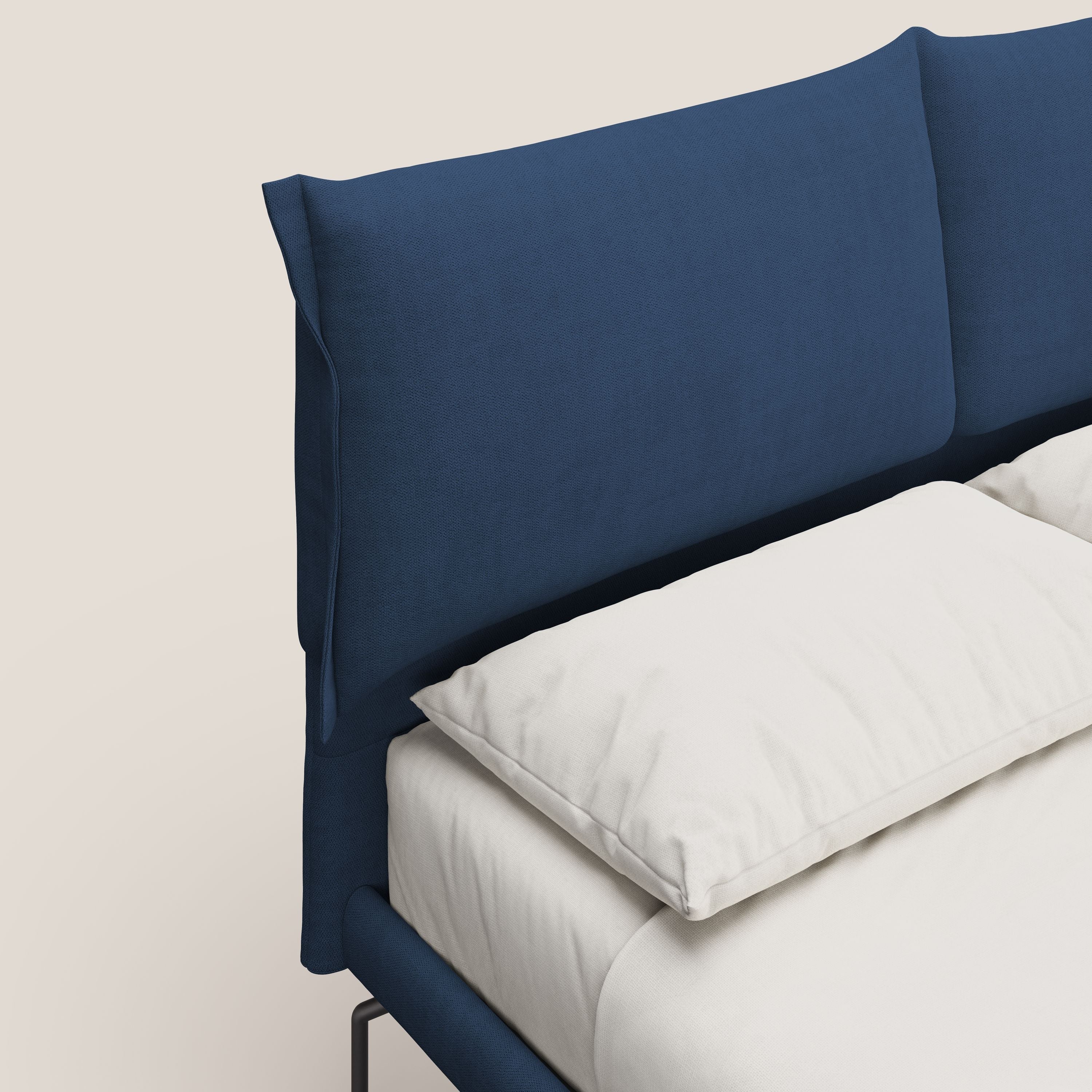 Bice letto imbottito con cuscini e piedi alti in metallo in tessuto impermeabile T02 blu - divani.store
