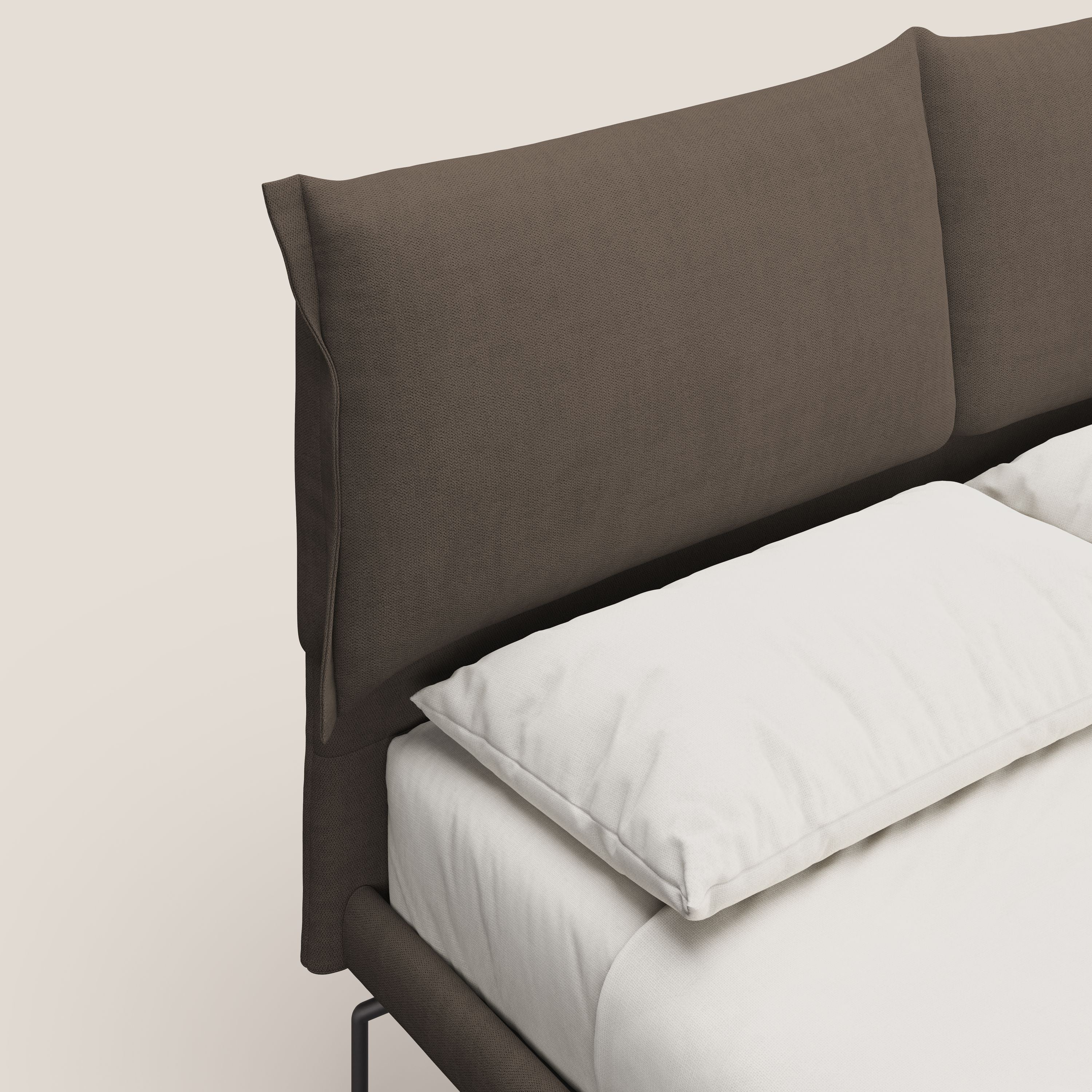 Bice letto imbottito con cuscini e piedi alti in metallo in tessuto impermeabile T02 marrone - divani.store