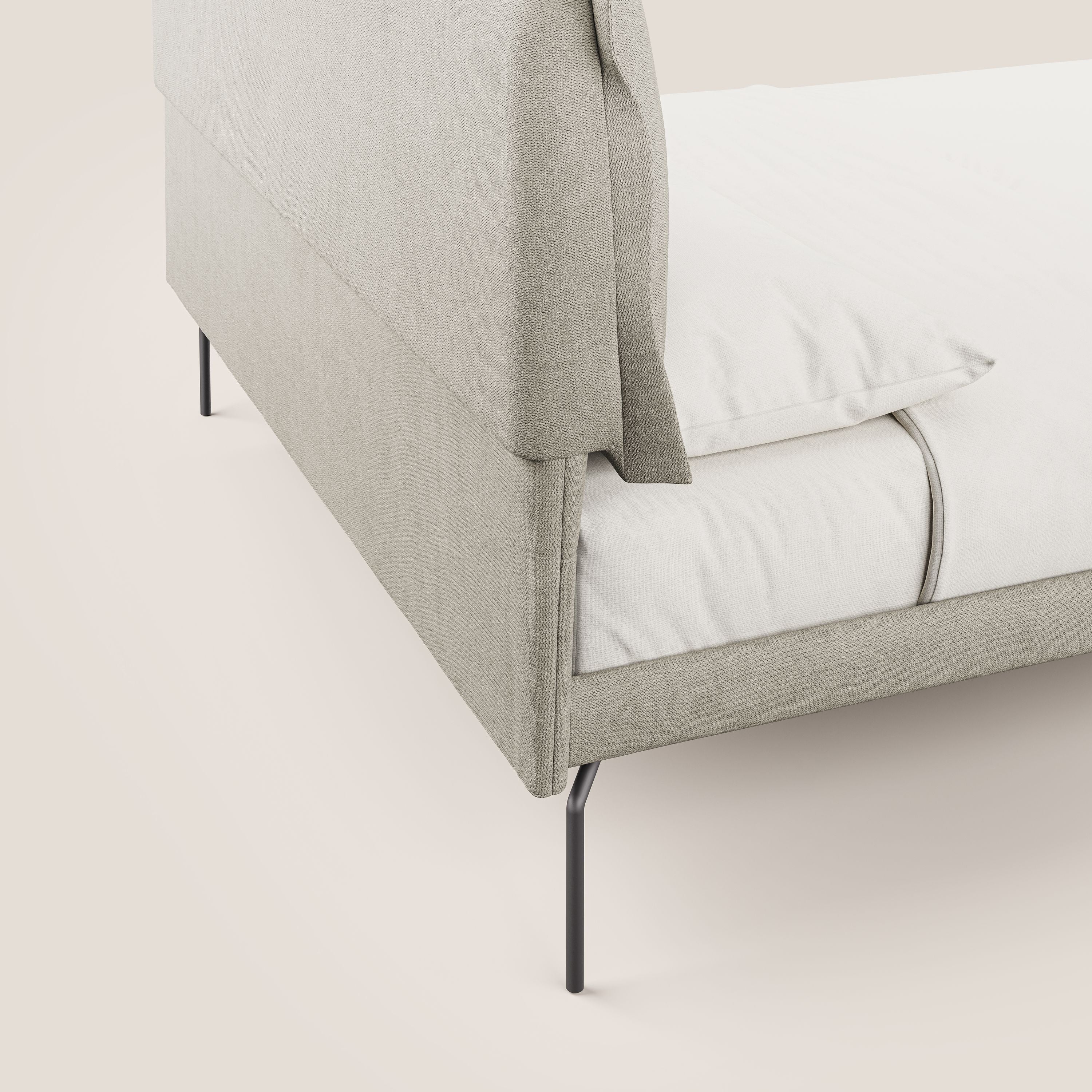 Bice letto imbottito con cuscini e piedi alti in metallo in tessuto impermeabile T02 panna - divani.store