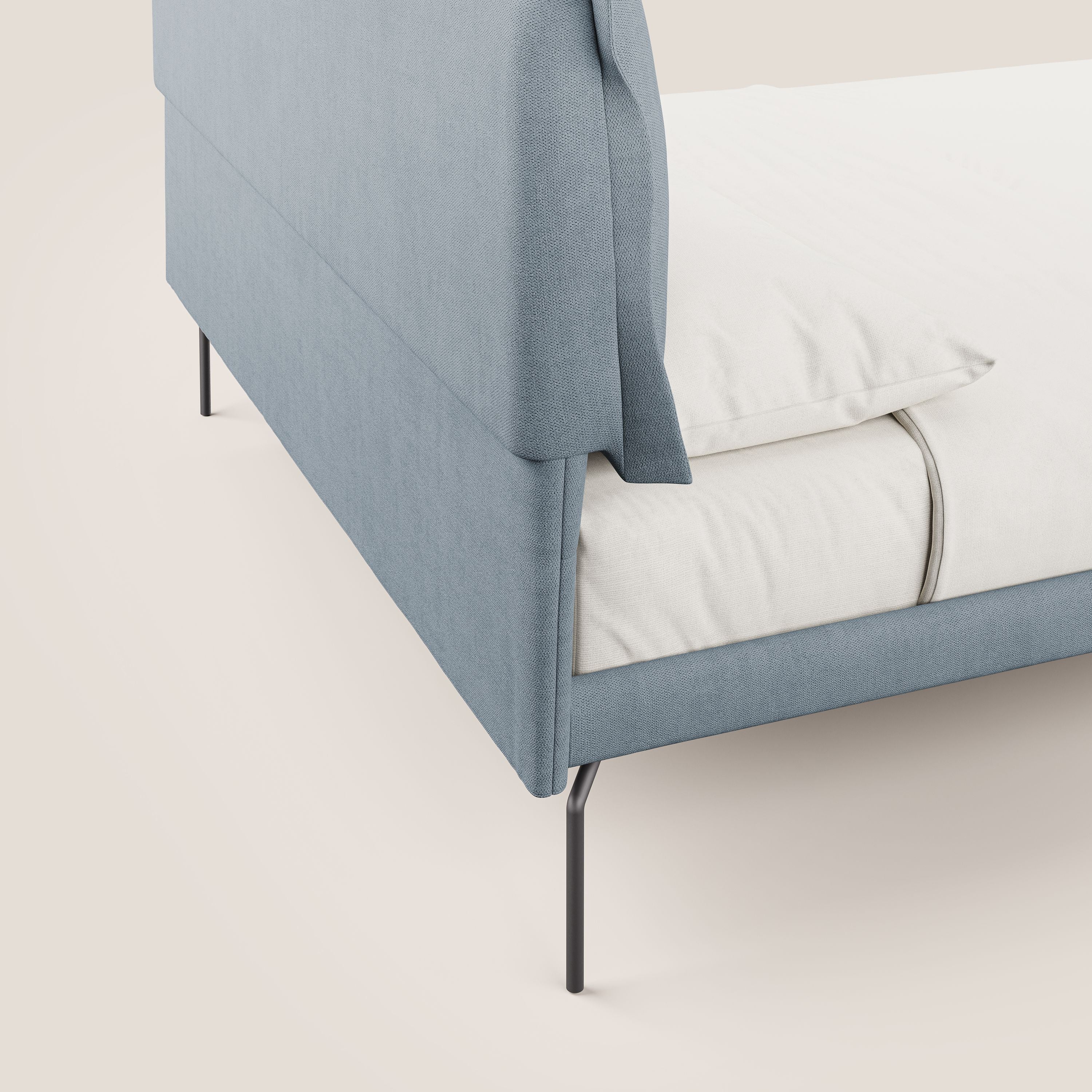 Bice letto imbottito con cuscini e piedi alti in metallo in tessuto impermeabile T02 carta da zucchero - divani.store