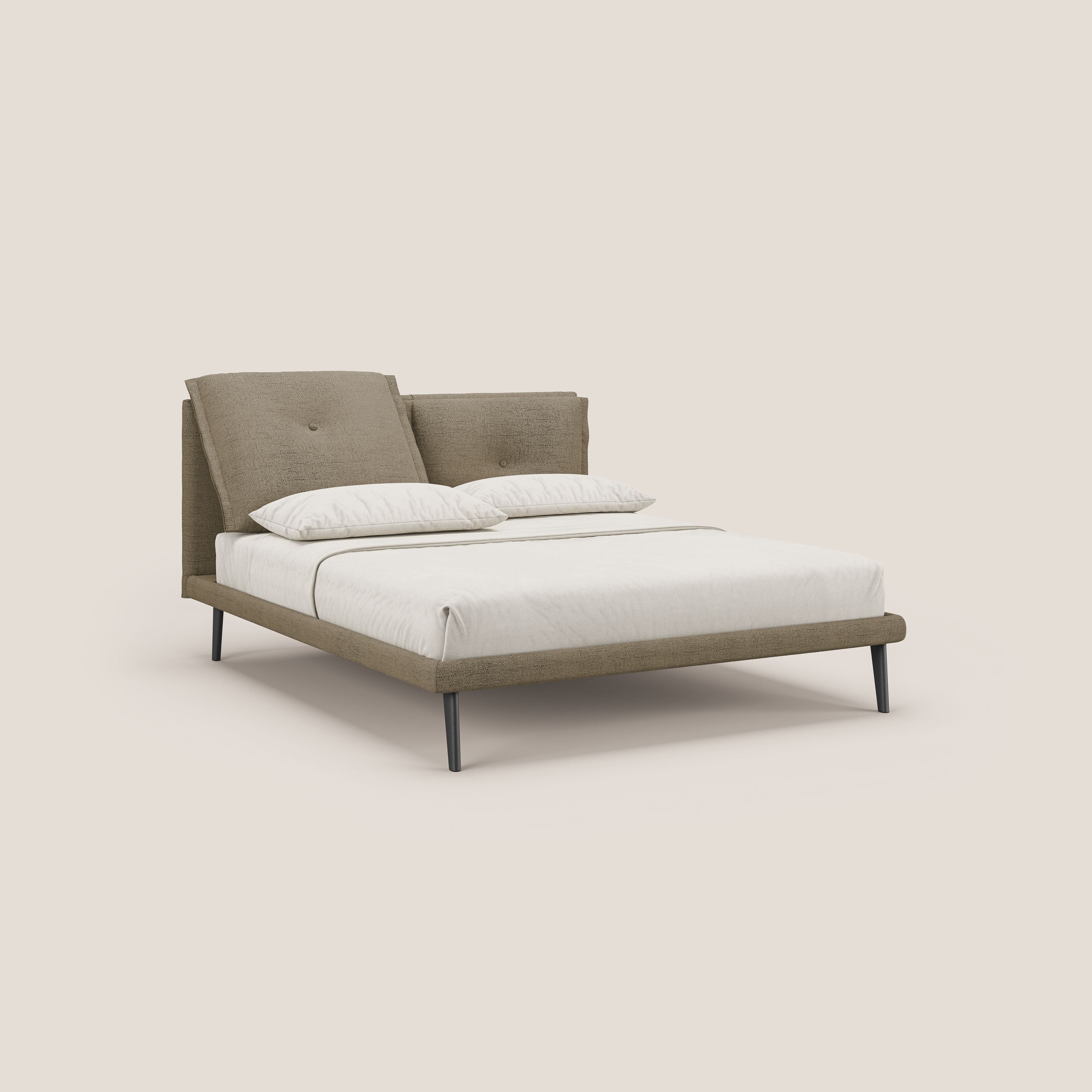 Ibuki letto con cuscini trapuntati regolabili e piedi in mogano in tessuto fiammato impermeabile T03 marrone - divani.store