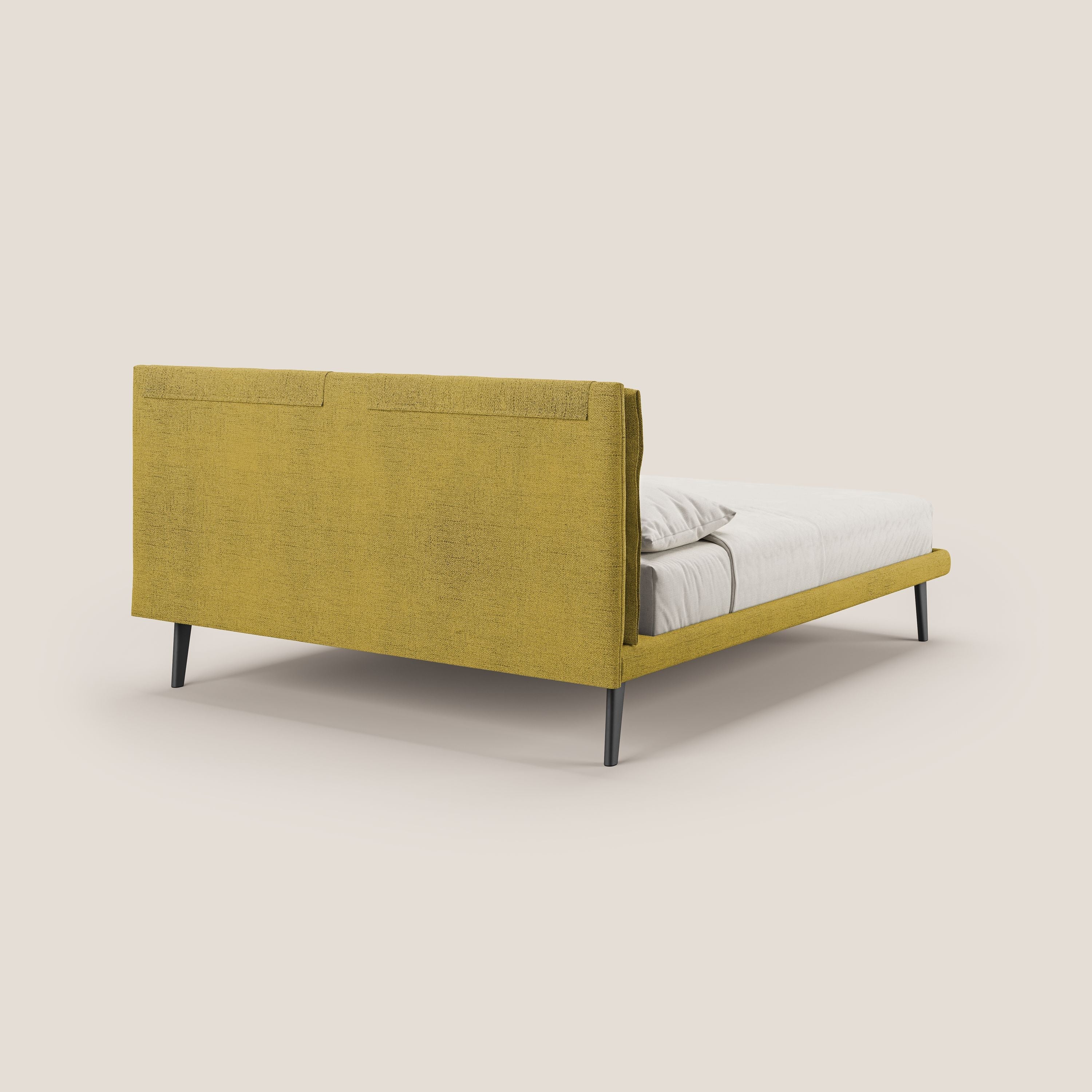 Ibuki letto con cuscini trapuntati regolabili e piedi in mogano in tessuto fiammato impermeabile T03 giallo - divani.store