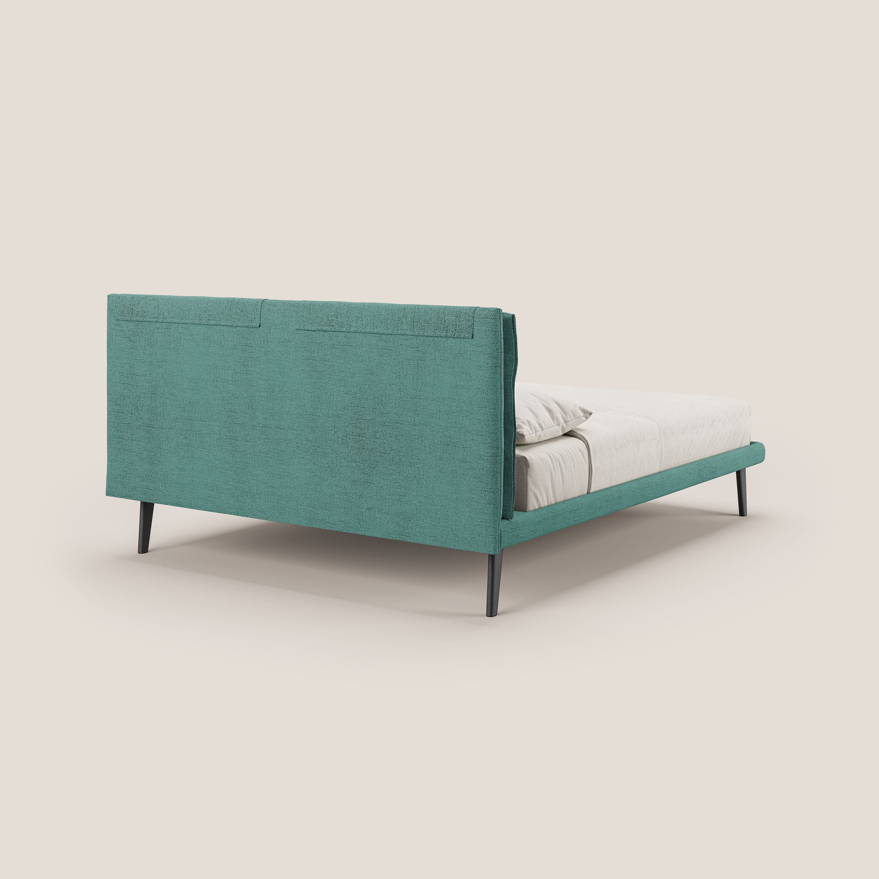 Ibuki letto con cuscini trapuntati regolabili e piedi in mogano in tessuto fiammato impermeabile T03 verde acqua - divani.store