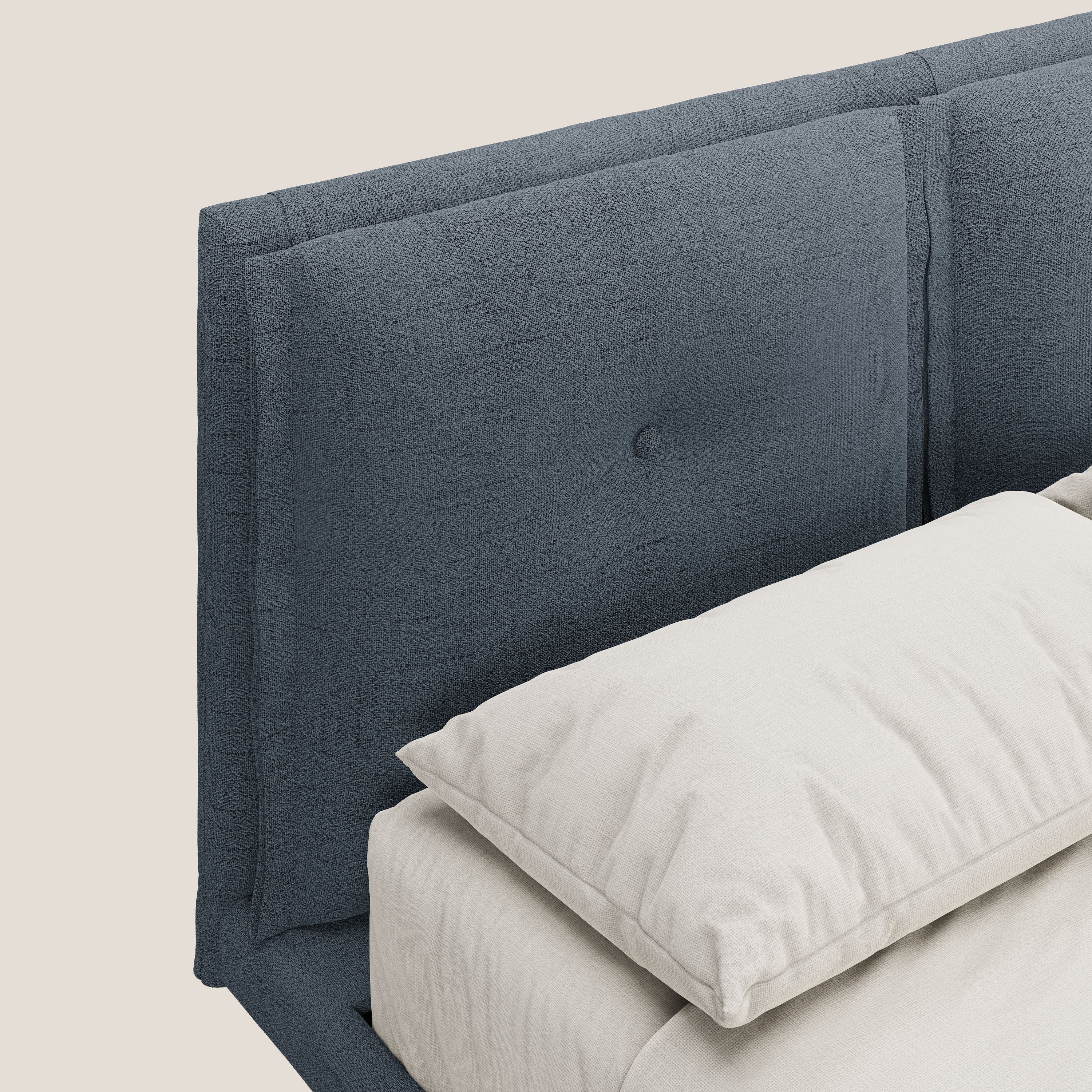 Ibuki letto con cuscini trapuntati regolabili e piedi in mogano in tessuto fiammato impermeabile T03 blu - divani.store