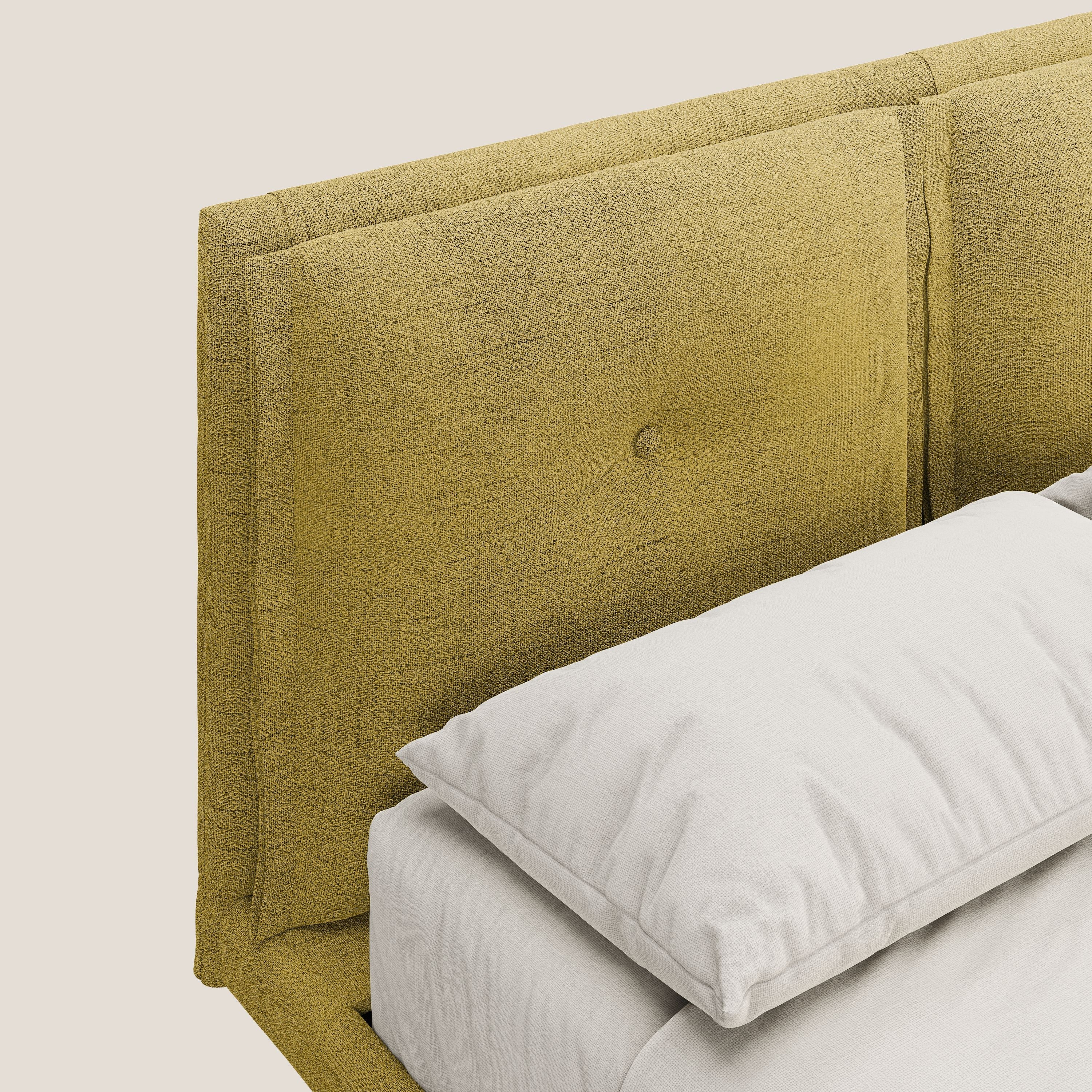 Ibuki letto con cuscini trapuntati regolabili e piedi in mogano in tessuto fiammato impermeabile T03 giallo - divani.store