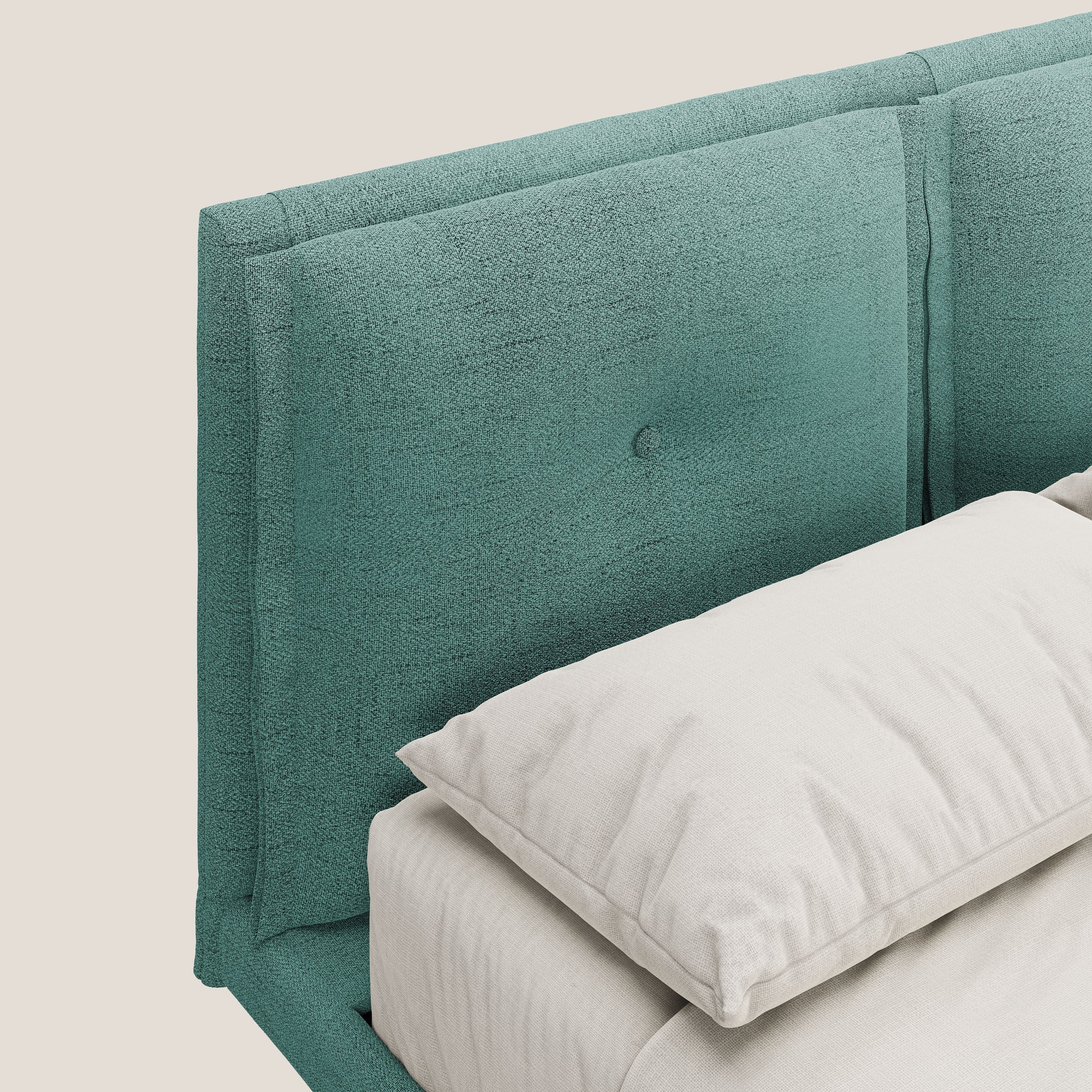 Ibuki letto con cuscini trapuntati regolabili e piedi in mogano in tessuto fiammato impermeabile T03 verde acqua - divani.store