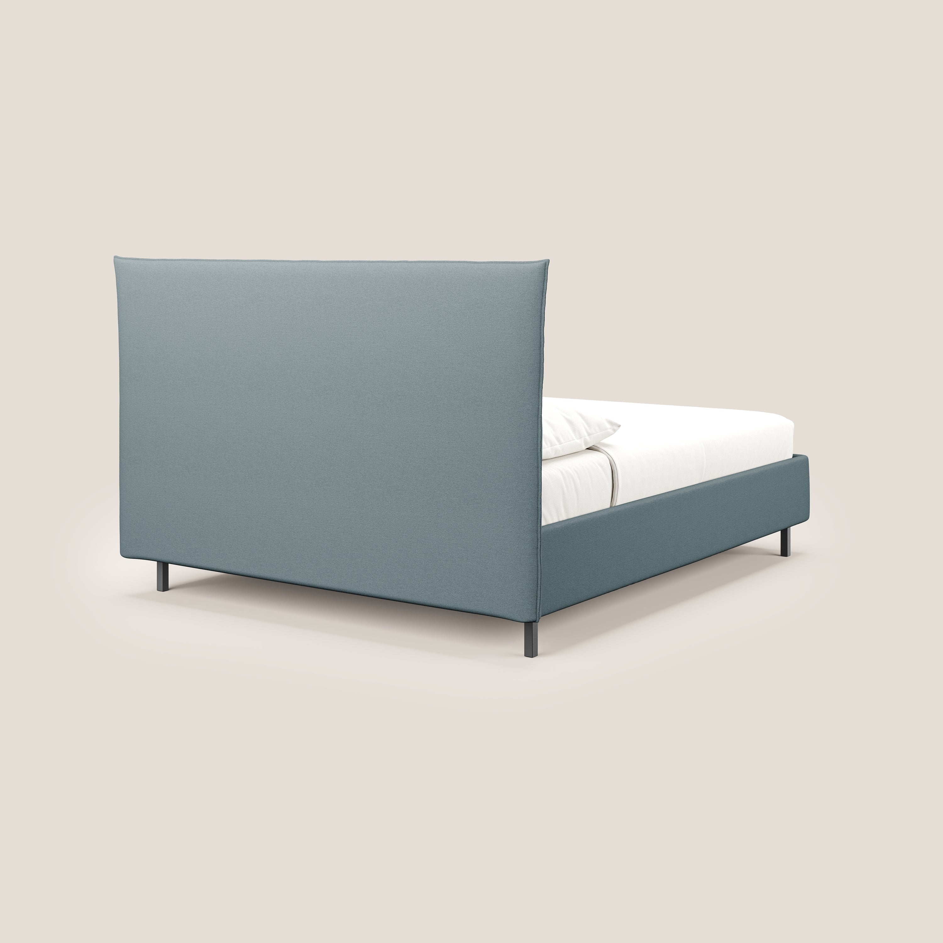 Izumi letto imbottito contenitore con piedi alti in tessuto smacchiabile T05 carta da zucchero - divani.store