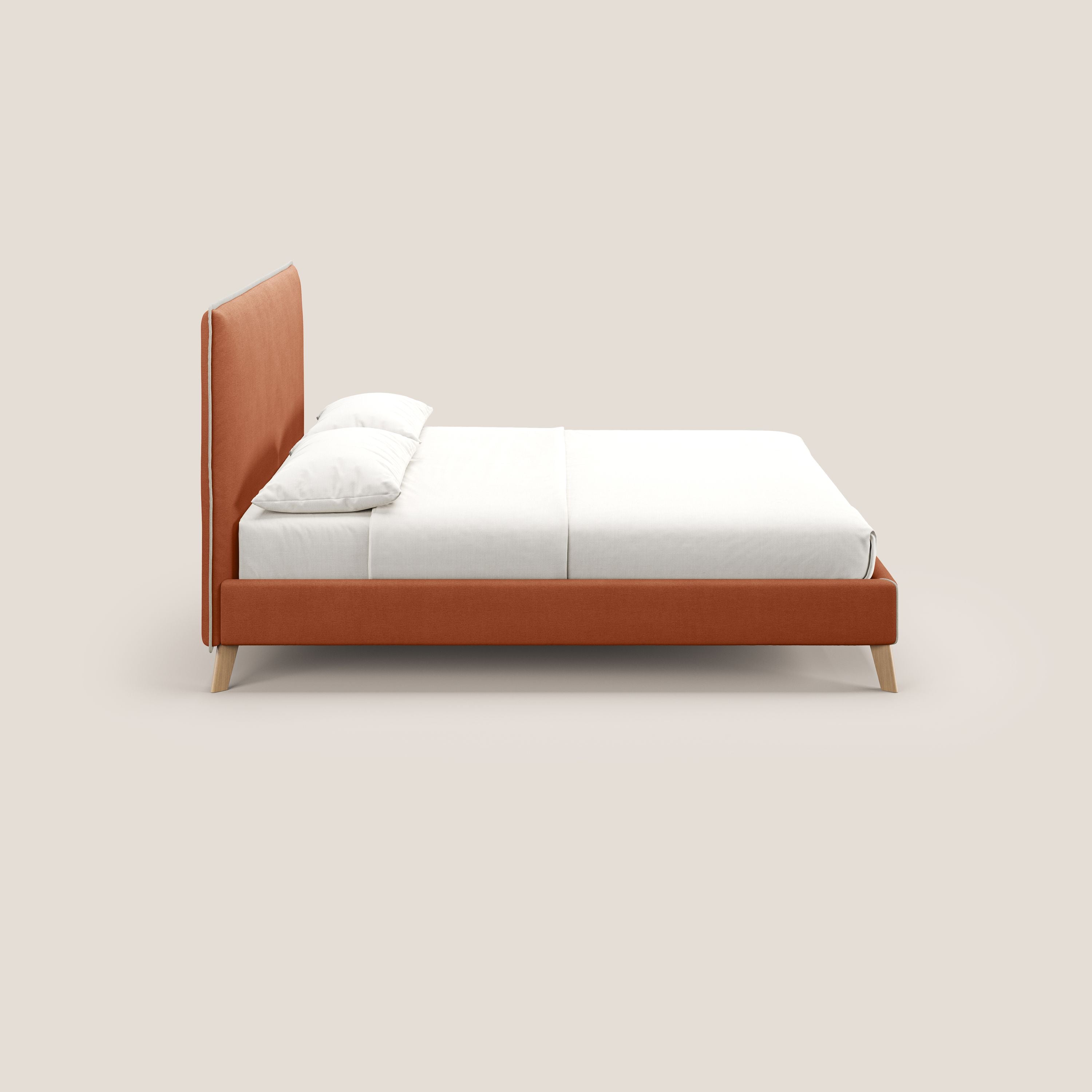 Leila letto imbottito con piedini legno in tessuto smacchiabile T17 arancio - panna - divani.store