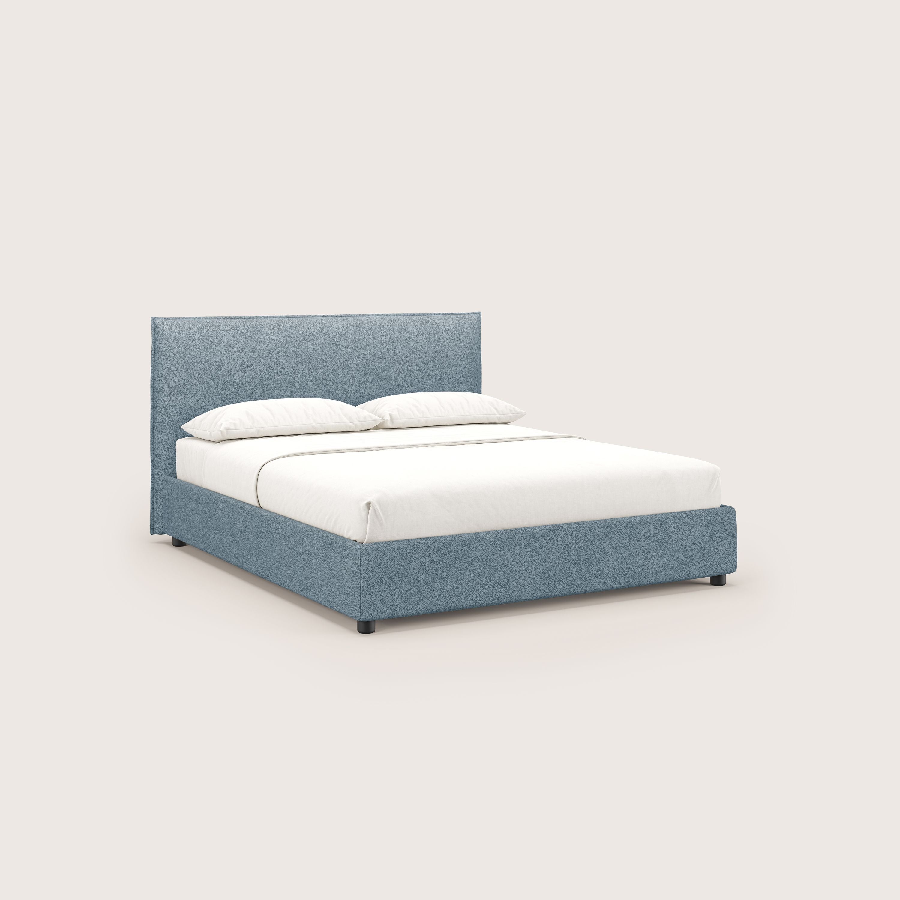 Il letto contenitore Nina di Letti.store è caratterizzato da un design minimale in microfibra carta da zucchero antimacchia, con struttura e testata imbottite, ordinatamente realizzate in lino bianco e poggianti su corte gambe scure.