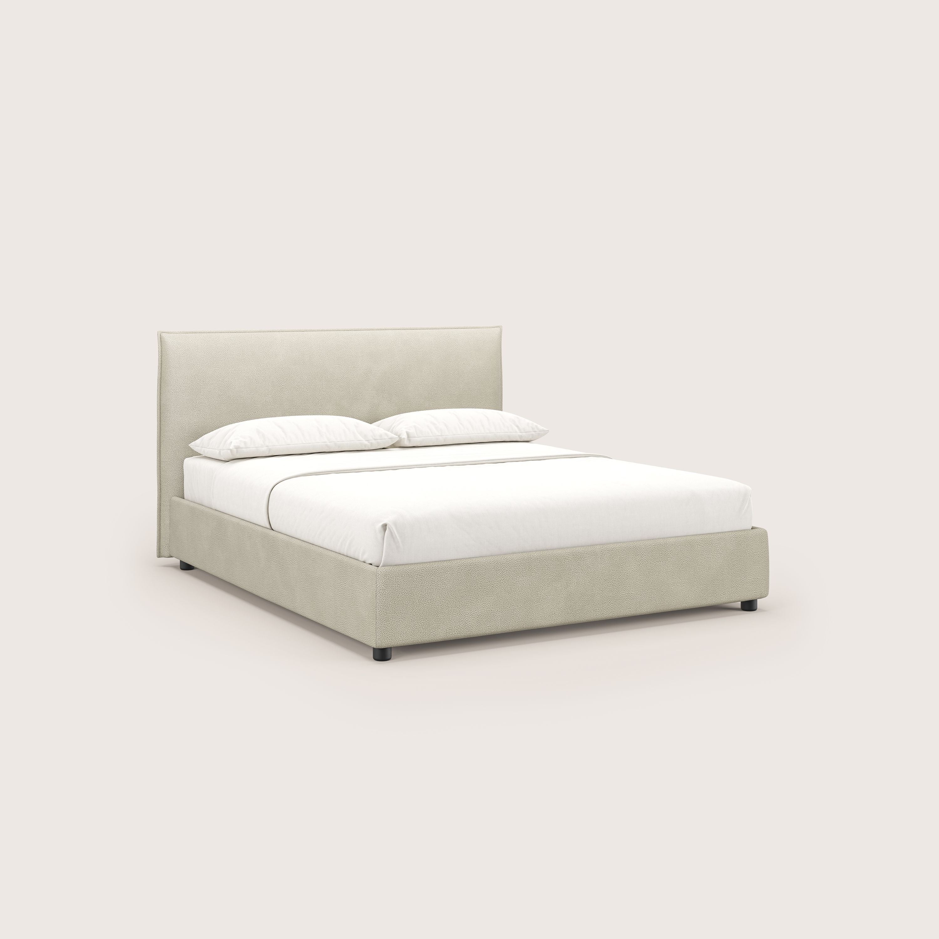 Il letto contenitore Nina di Letti.store è caratterizzato da un design minimal italiano in microfibra panna con effetto pelle antimacchia, struttura e testata imbottite, vestite con lenzuola bianche e due cuscini.
